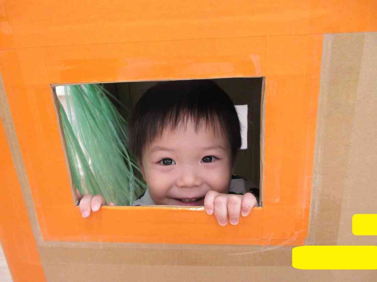 お顔を出して「ばあ！」