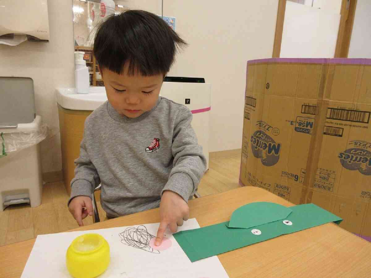 お製作の様子(１歳児あひる組)