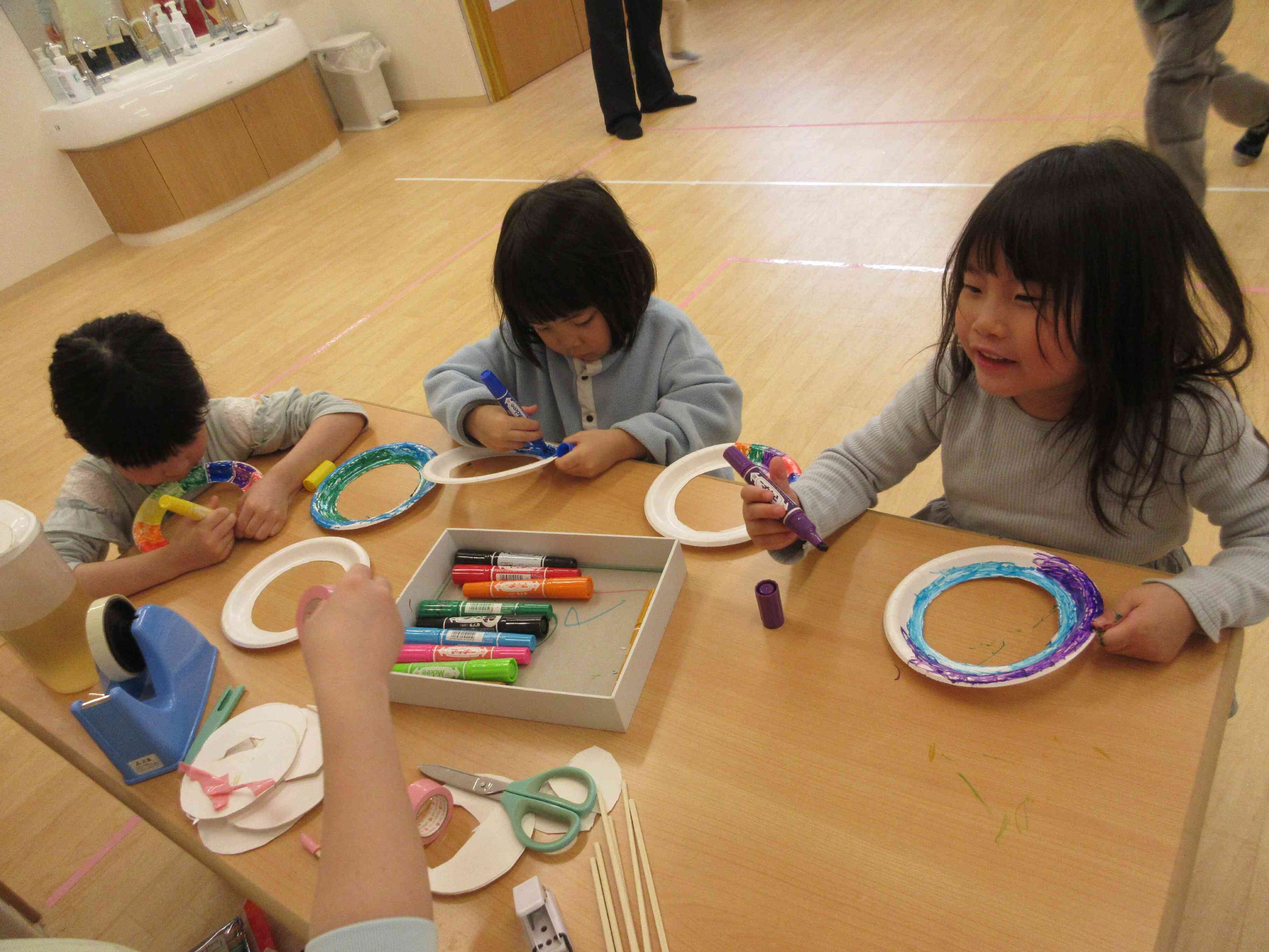 自分たちで作った八の字風車で作って遊びました。