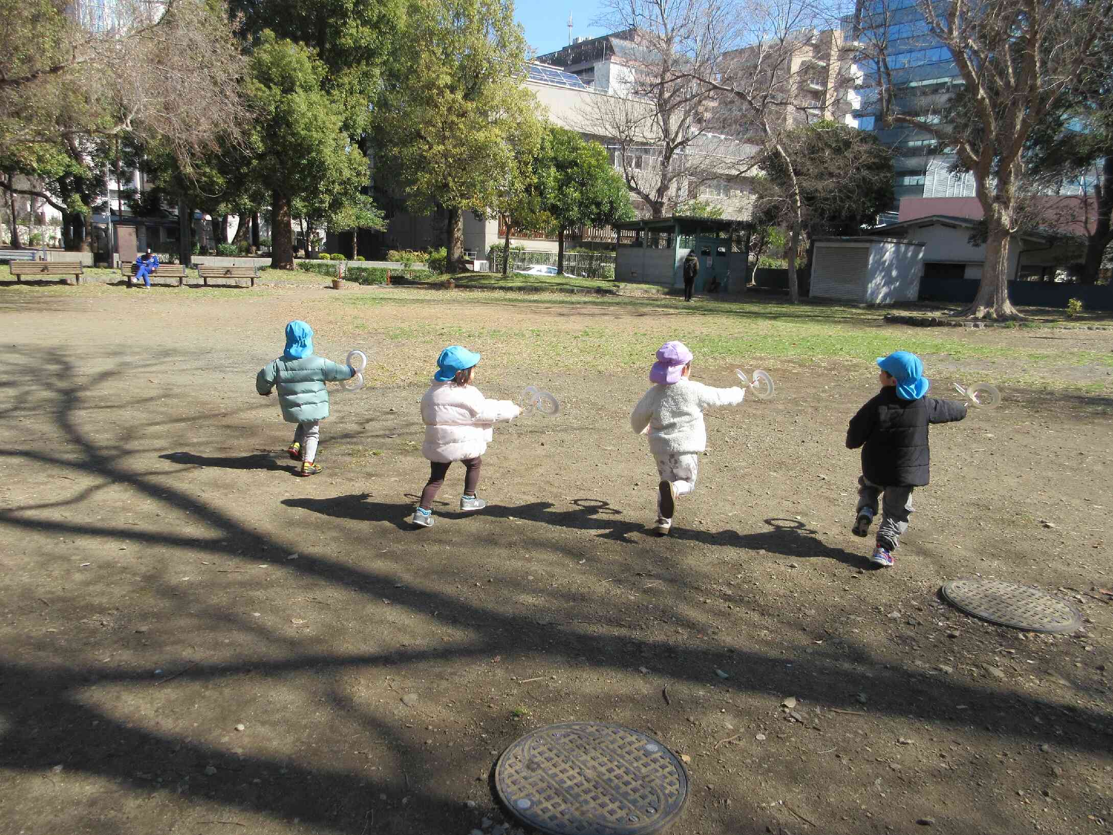 みんなでたくさん走ってきれいな色で風車が回る様子を繰り返し楽しんでいました♪