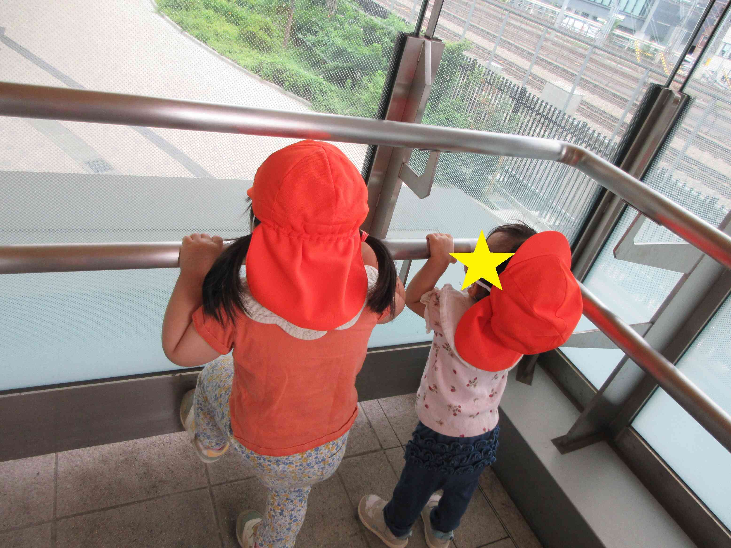 駅に電車を見に行ったよ！あひる組（1歳児）