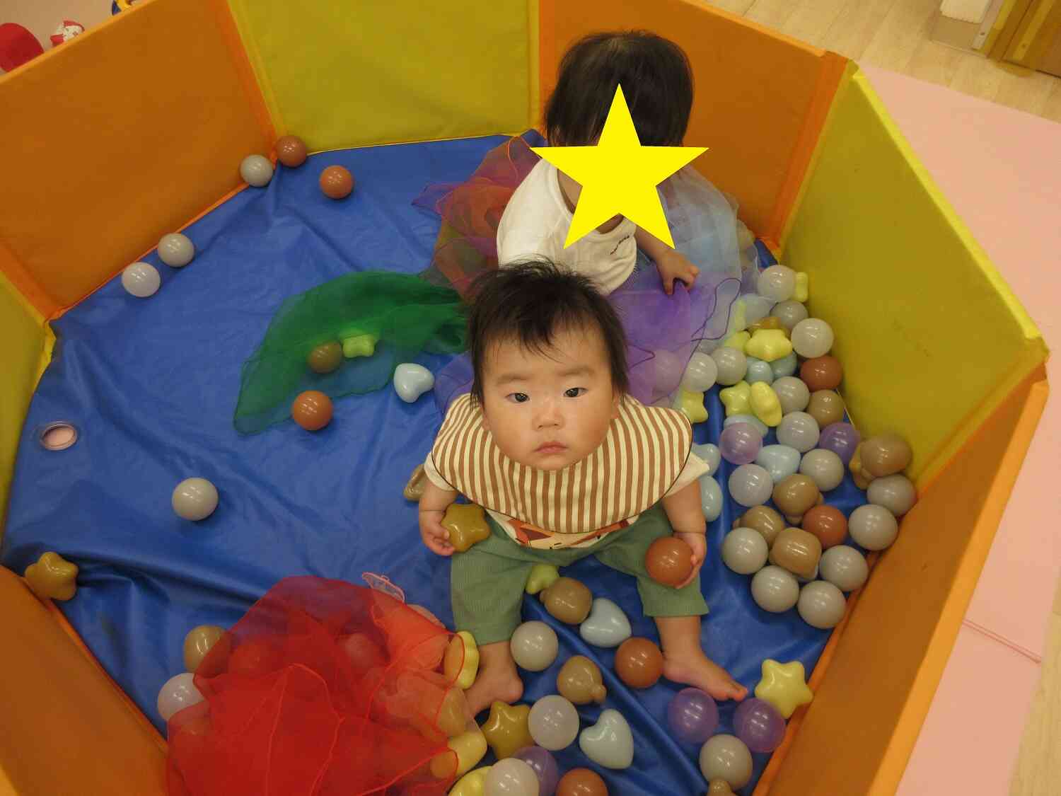 ひよこ組（0歳児クラス）　普段の遊びの様子♪