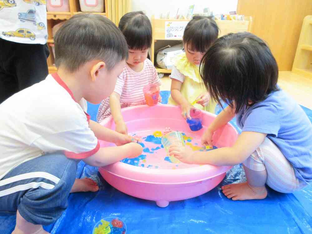 2歳児　うさぎ組　寒天遊びをしたよ！