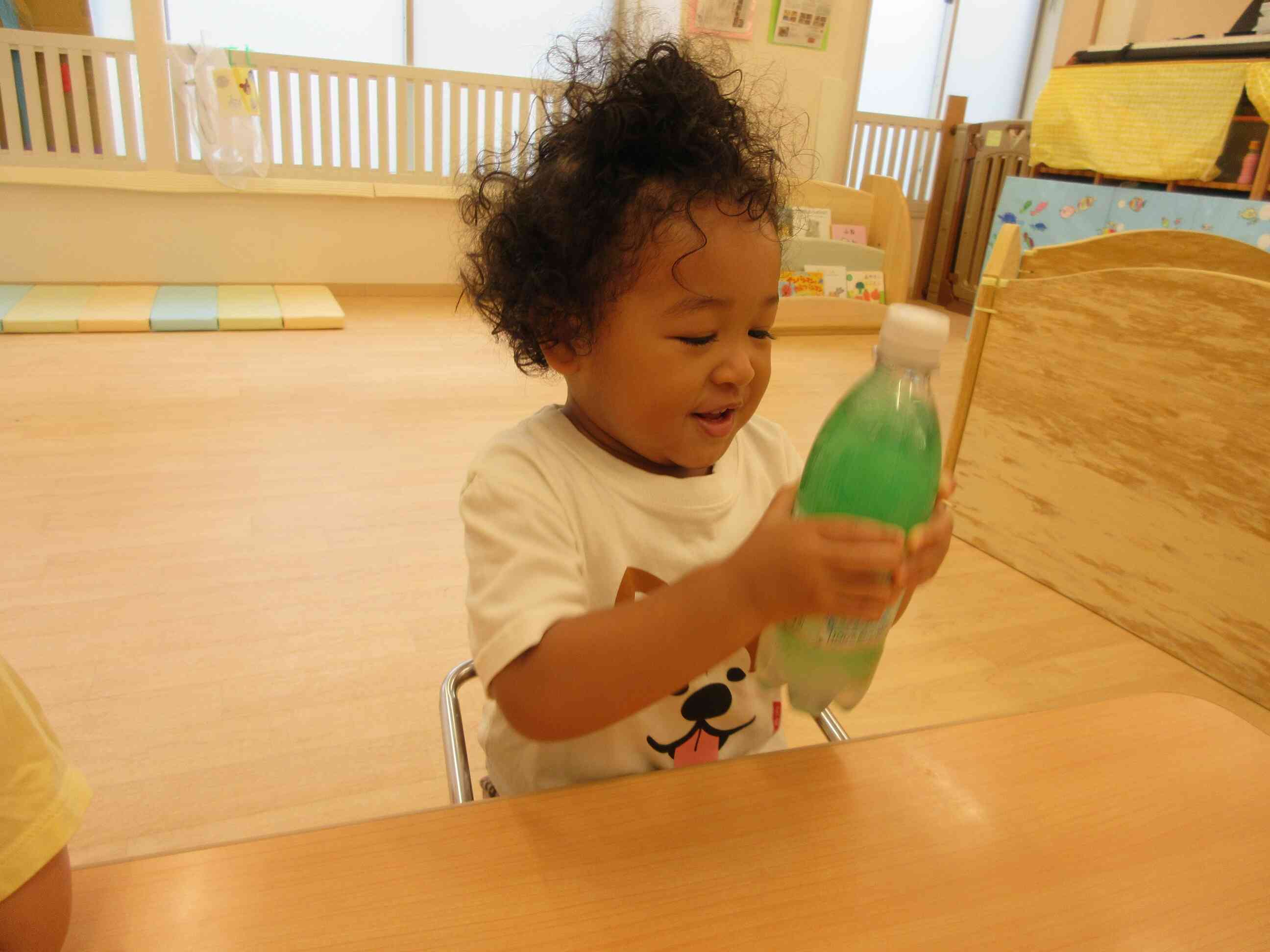 東京都すくわくプログラム　1歳児あひる組～寒天遊びをしたよ！～