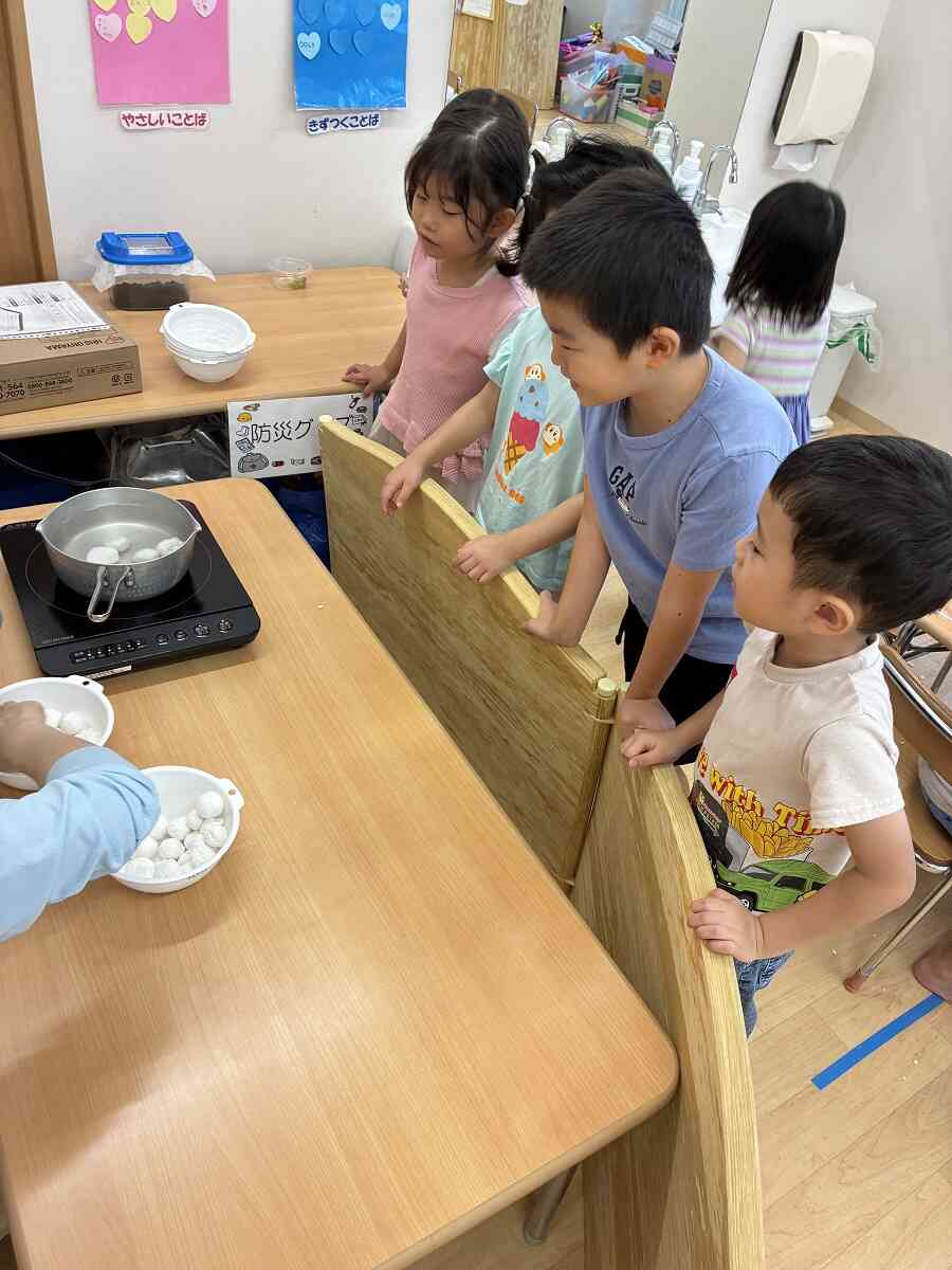 茹でる様子をみんなで見学☆