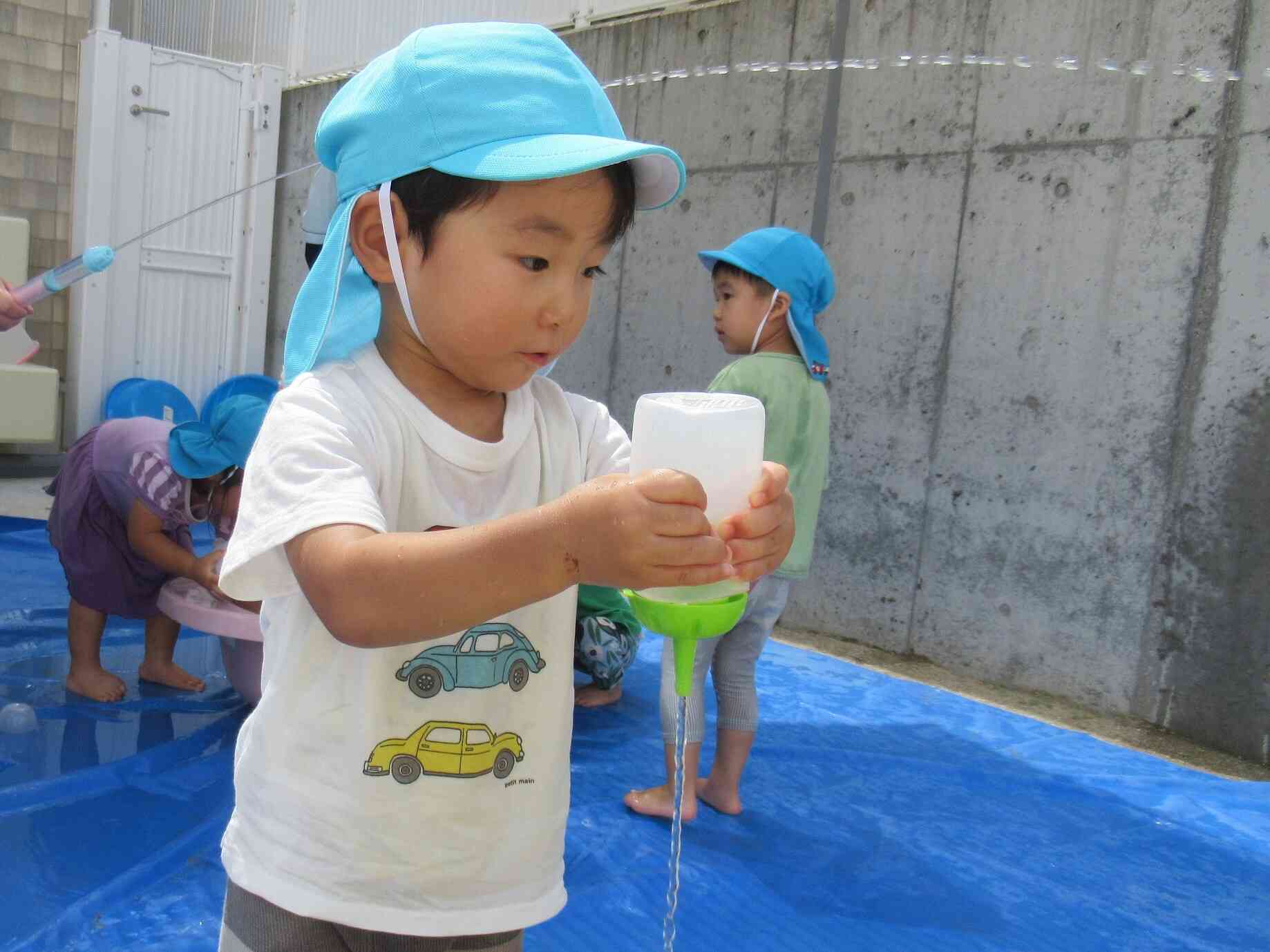 水が出てくることが楽しいようで、容器に水を入れては何回もして楽しんでいましたよ！