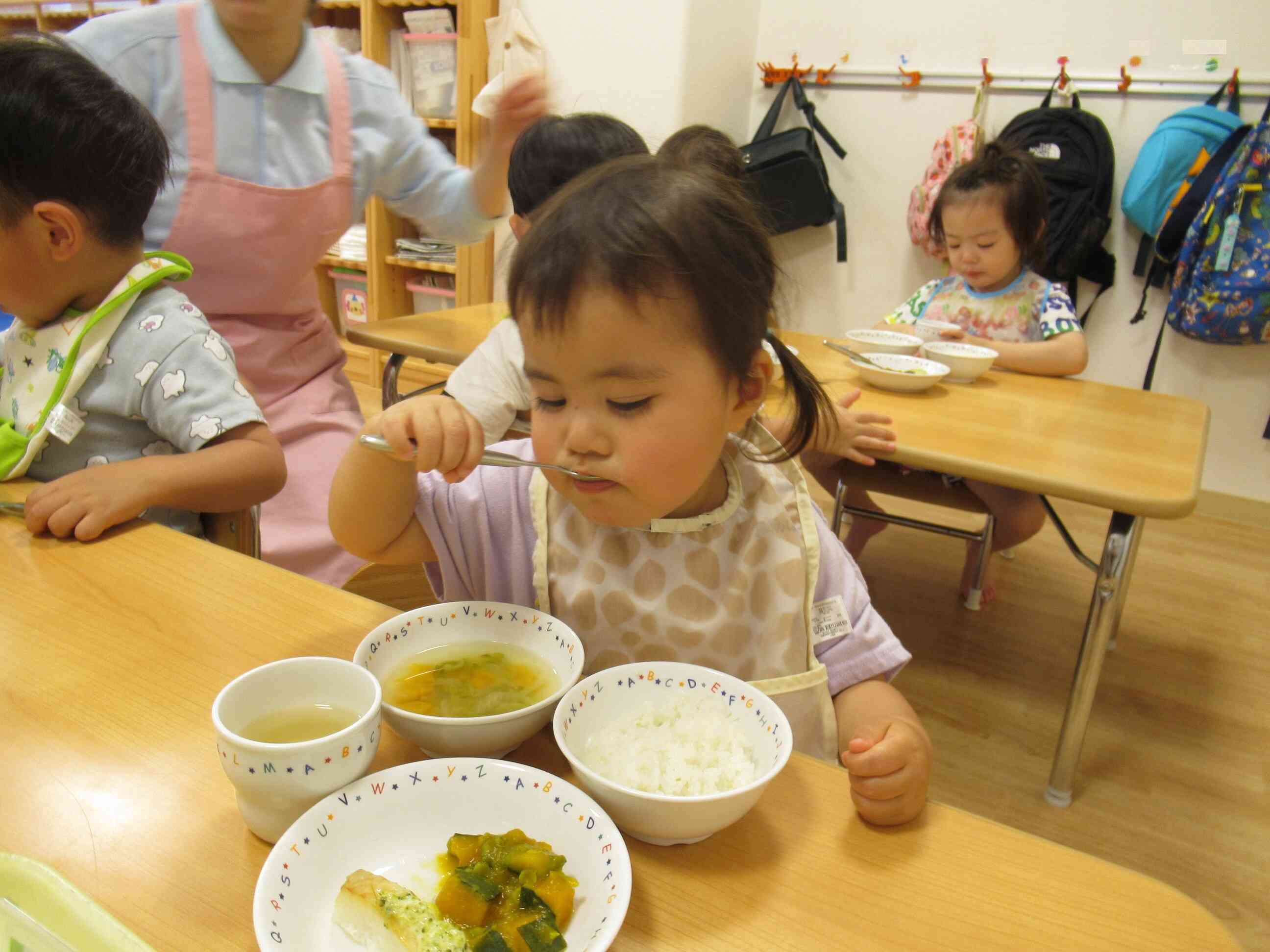 活動が終わると給食。モリモリ食べています。