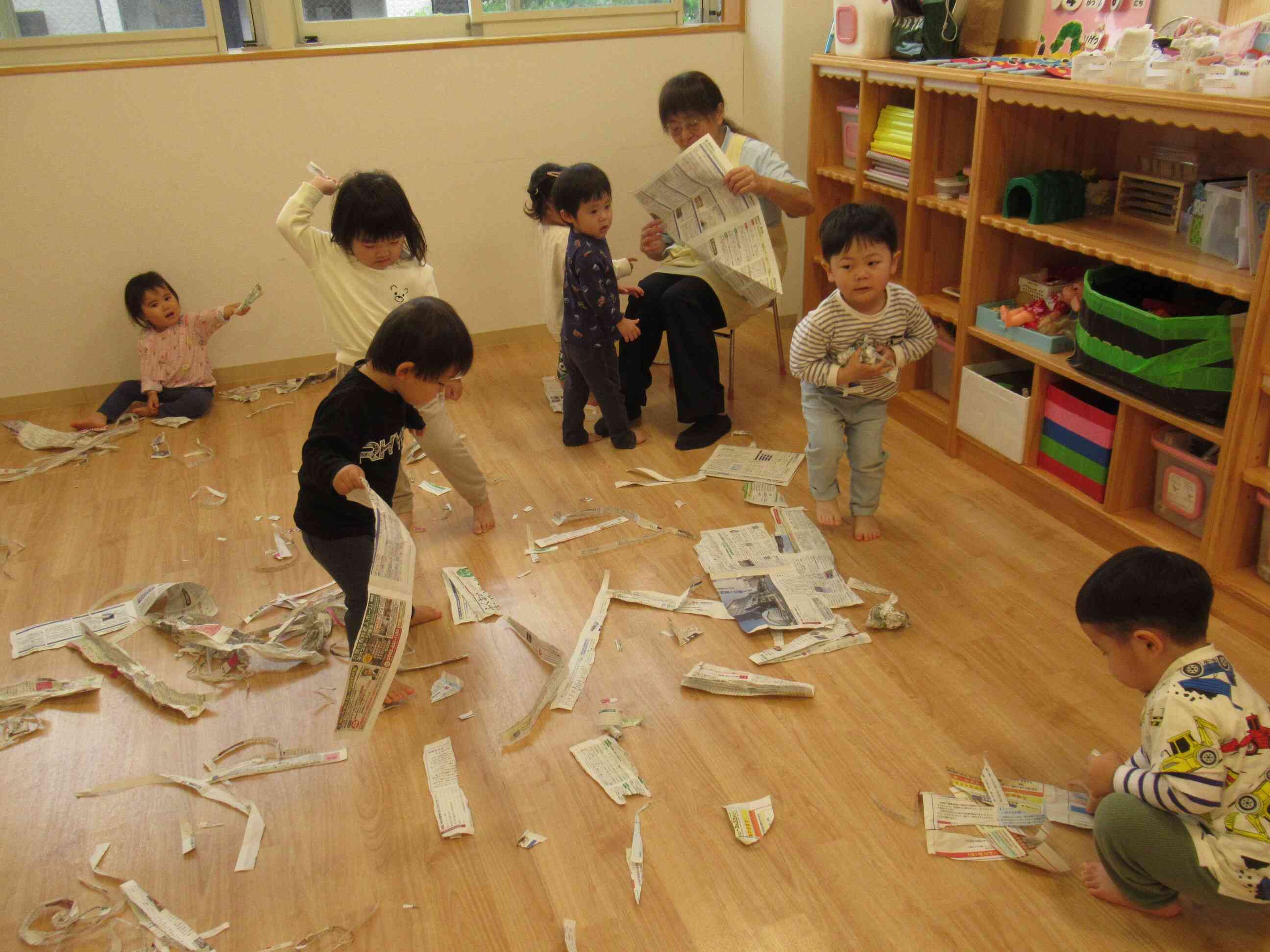 新聞紙遊び　【うさぎ組】