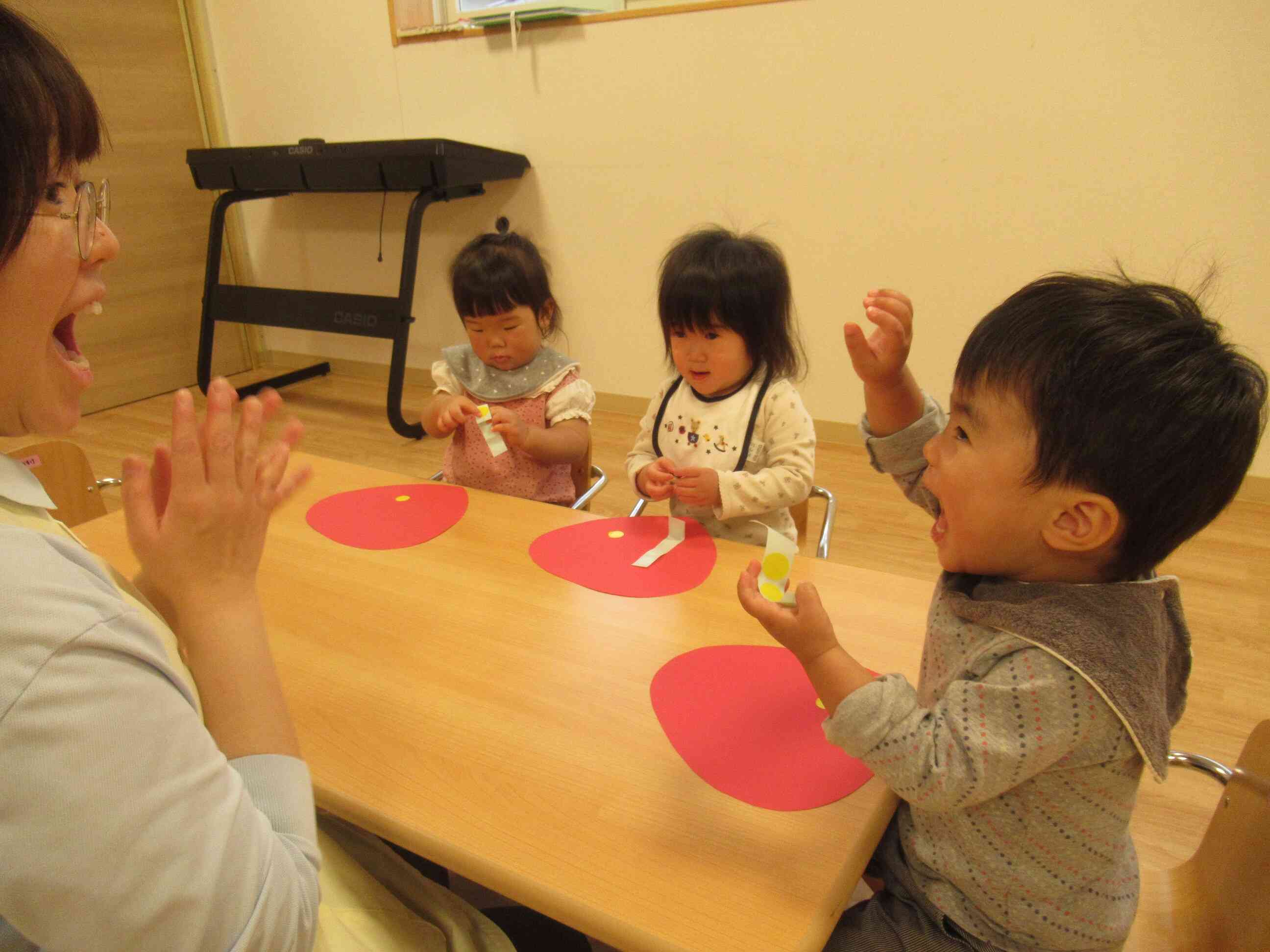 ペタペタ、楽しいね！！【あひる】