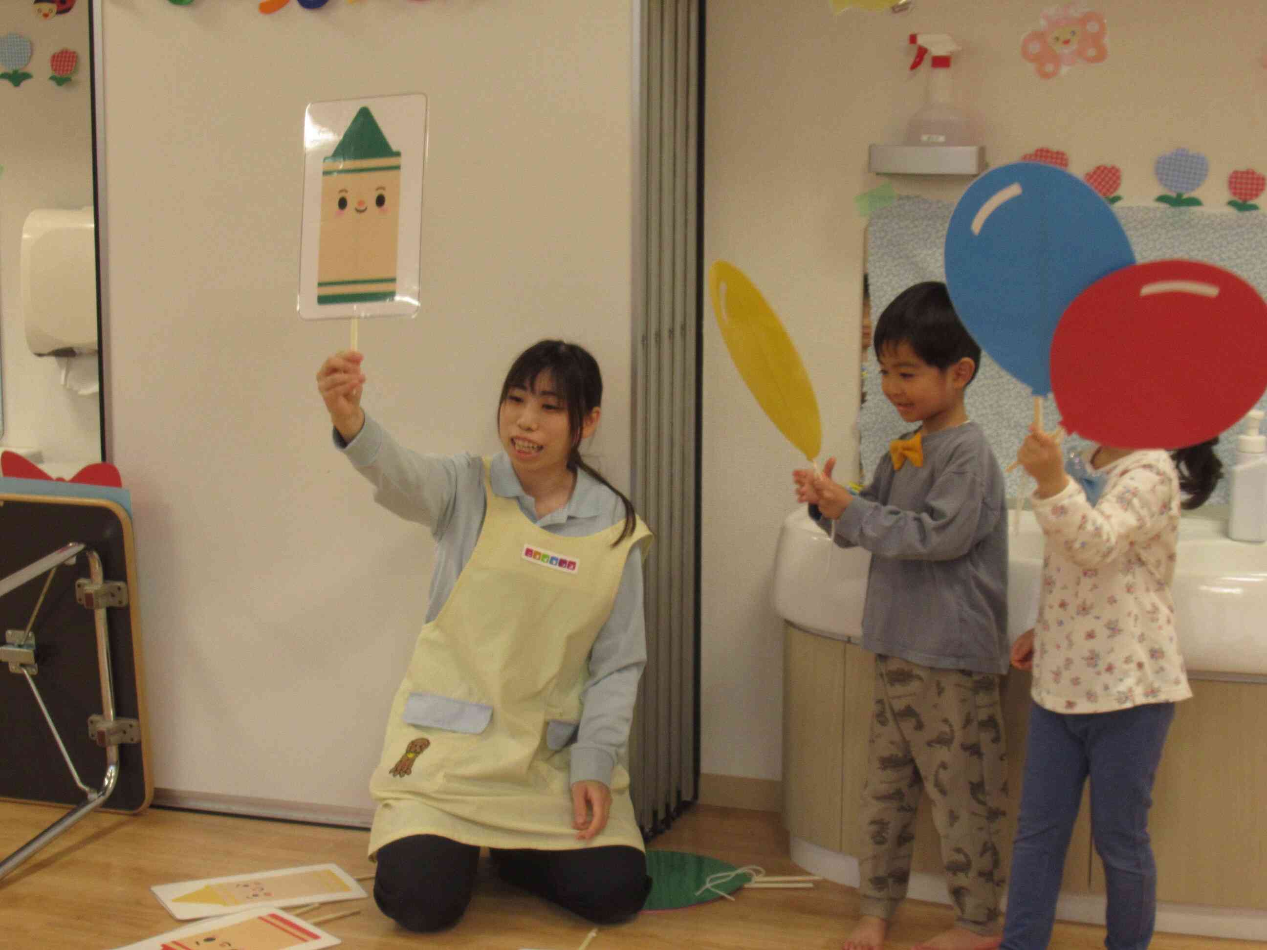 手遊びでは、ペープサートを使ってしました。司会のお友達もお手伝い。