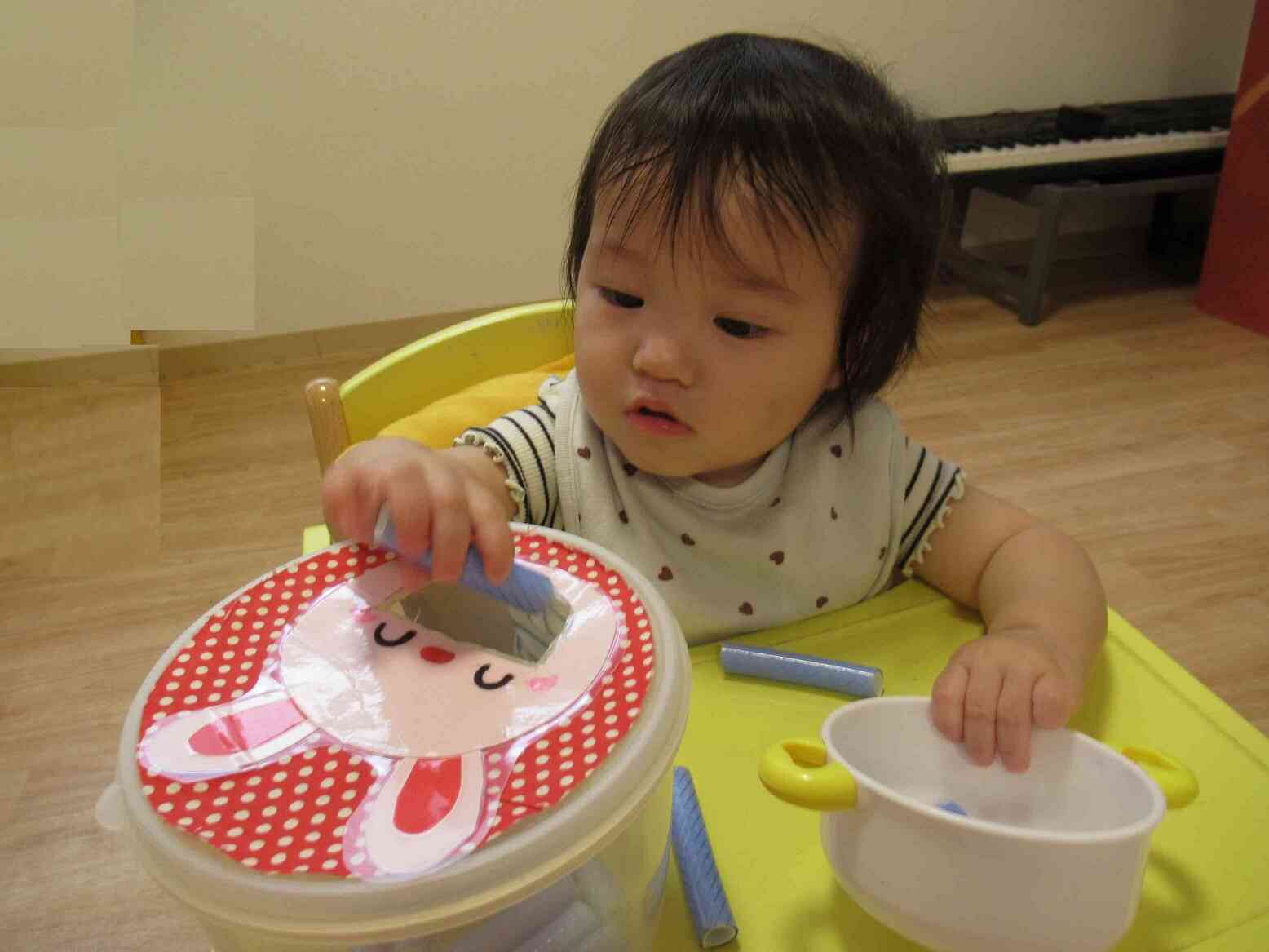 うさぎさん、あーん…口の中にポットン