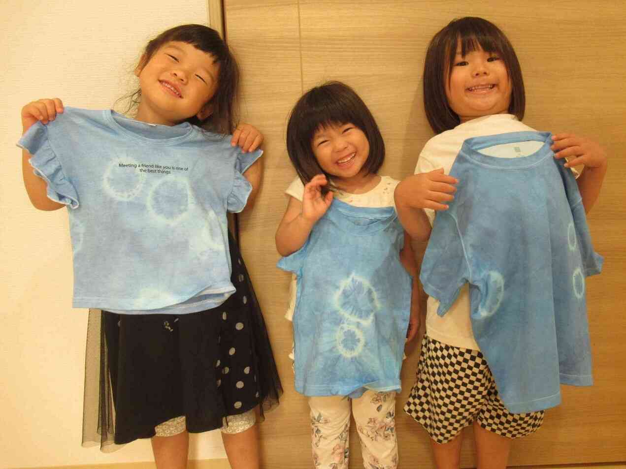 染めたTシャツを洗って干して。。。 素敵なTシャツが出来ました。りす組さん このTシャツを着て運動会がんばるぞ-! エイエイ オー!