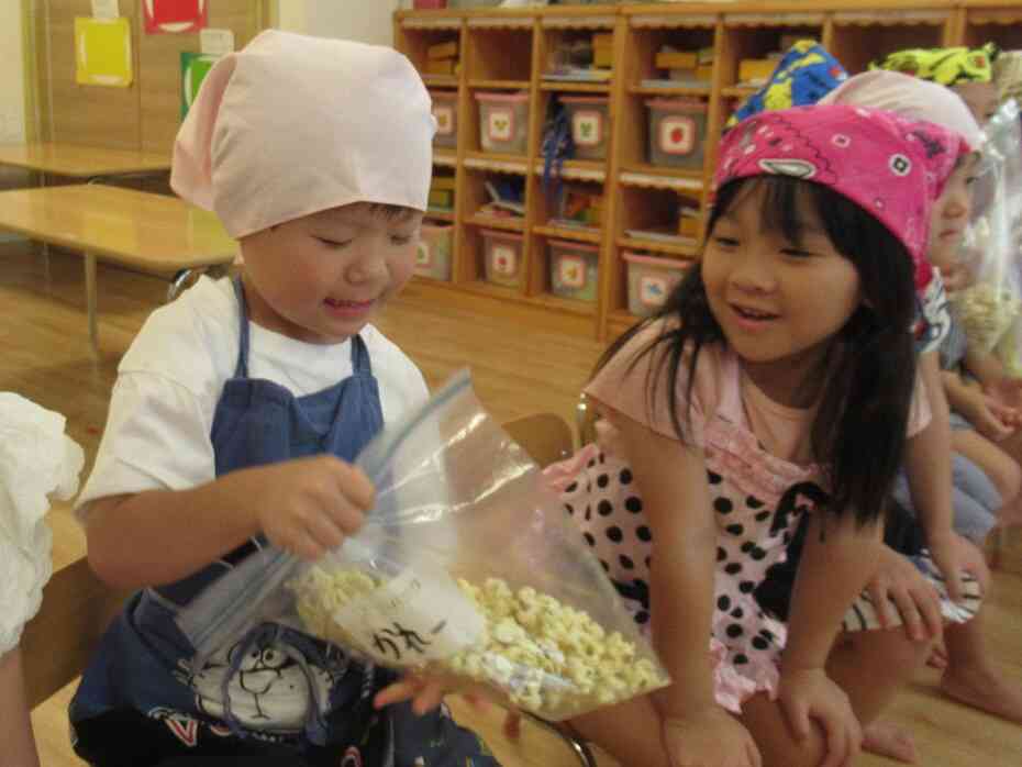 ポップコーンが出来たらカレー粉やあおのりを入れてシェイクシェイク♪