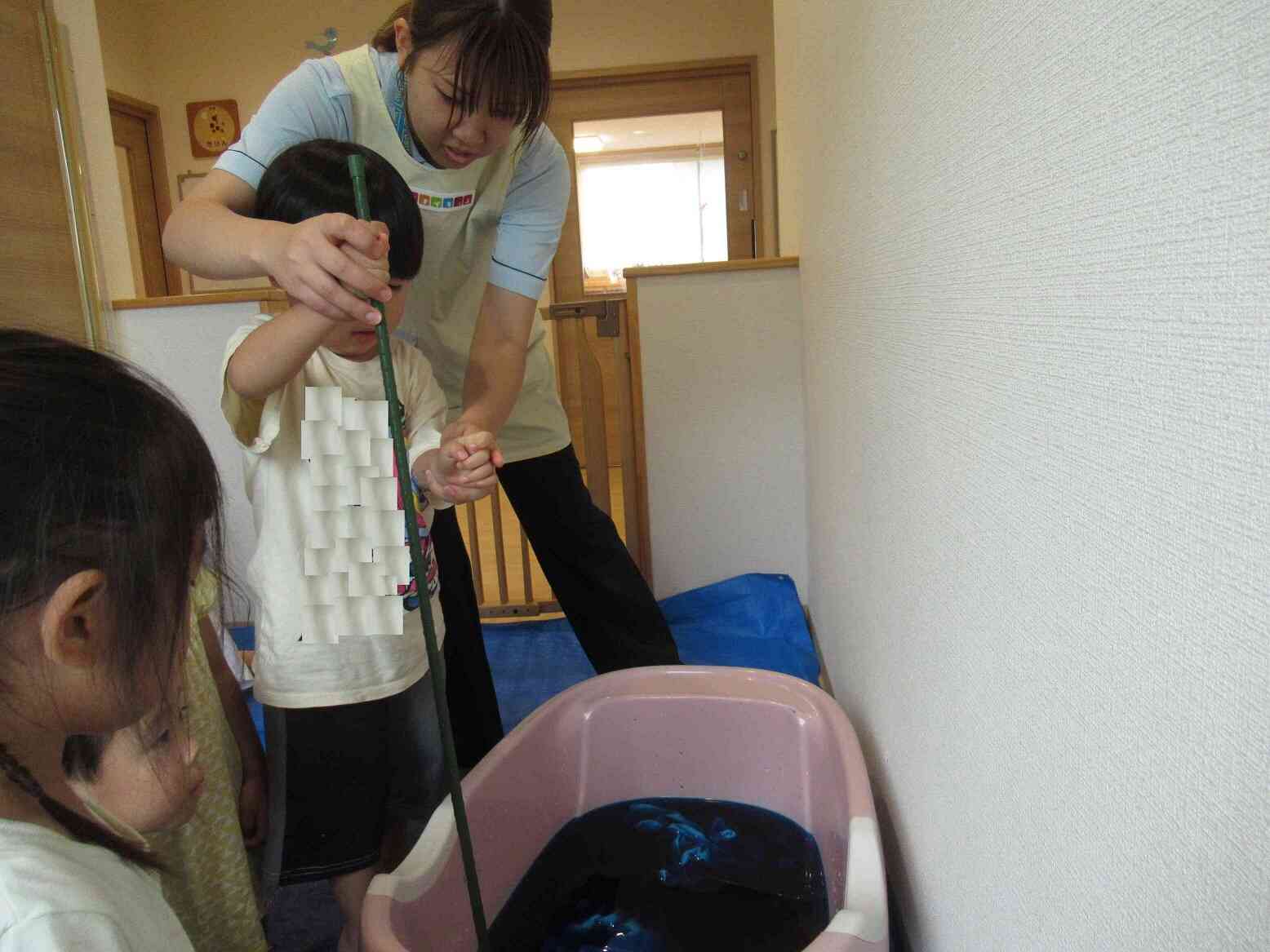 その②　水につけたＴシャツを混ぜて浸す