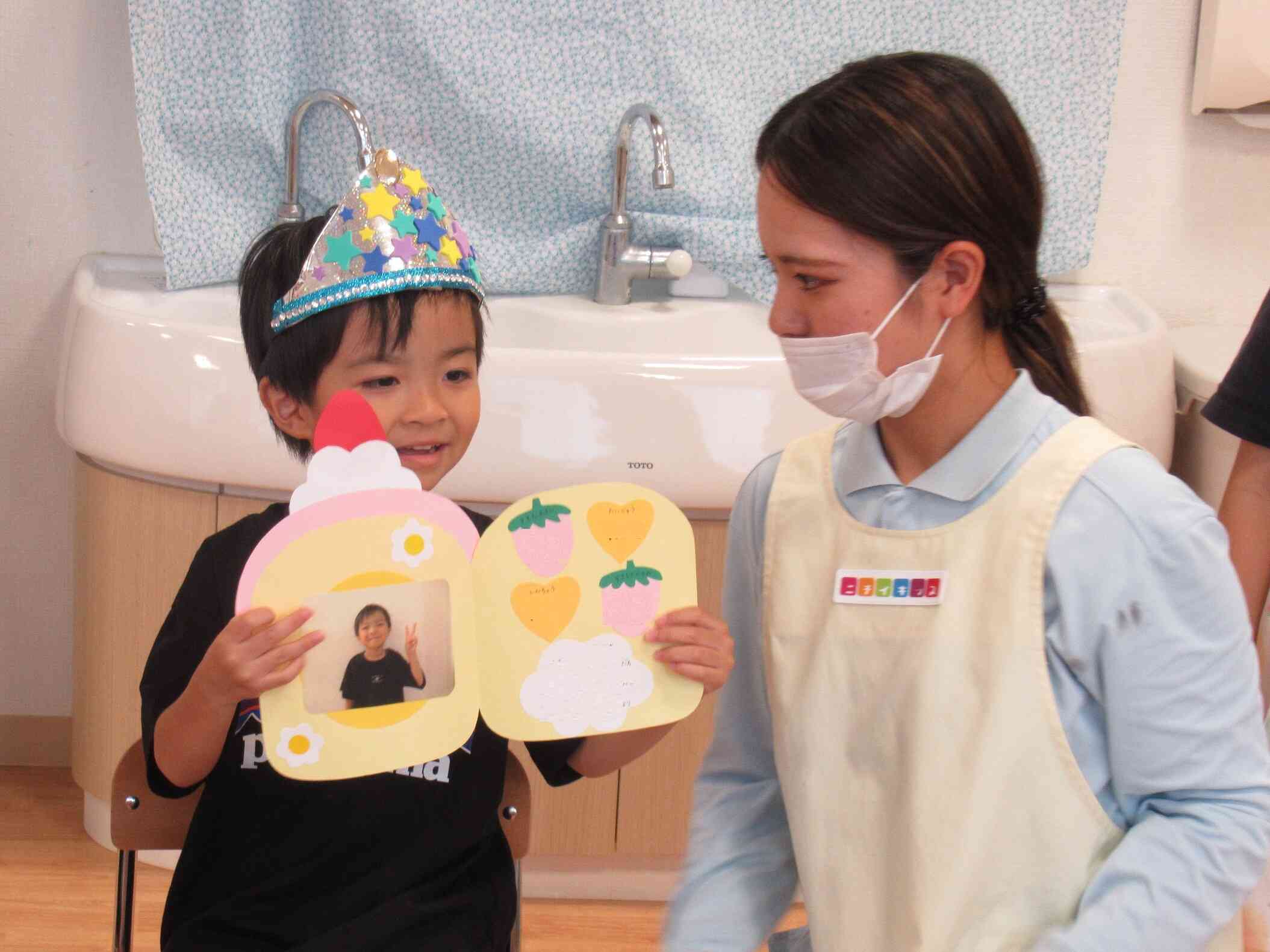 素敵なカードをみんなにも見せてくれました！！10月生まれのお友達も楽しみにしていてね。