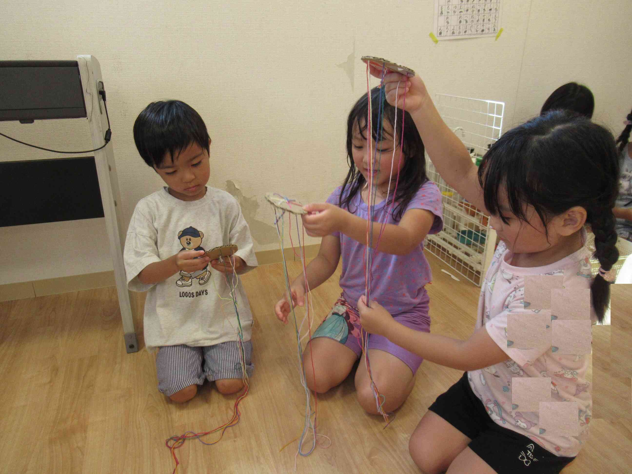 室内に帰ると何やら作っていますね～！！何になるかはお楽しみに！！