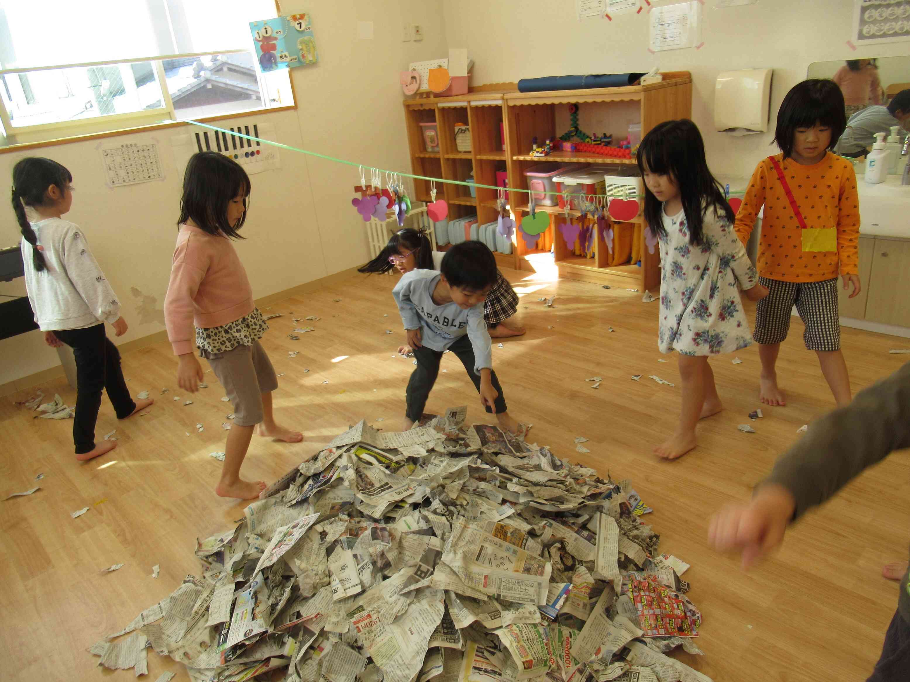 芋ほり、果物狩りごっこしたよ！〈きりん組〉