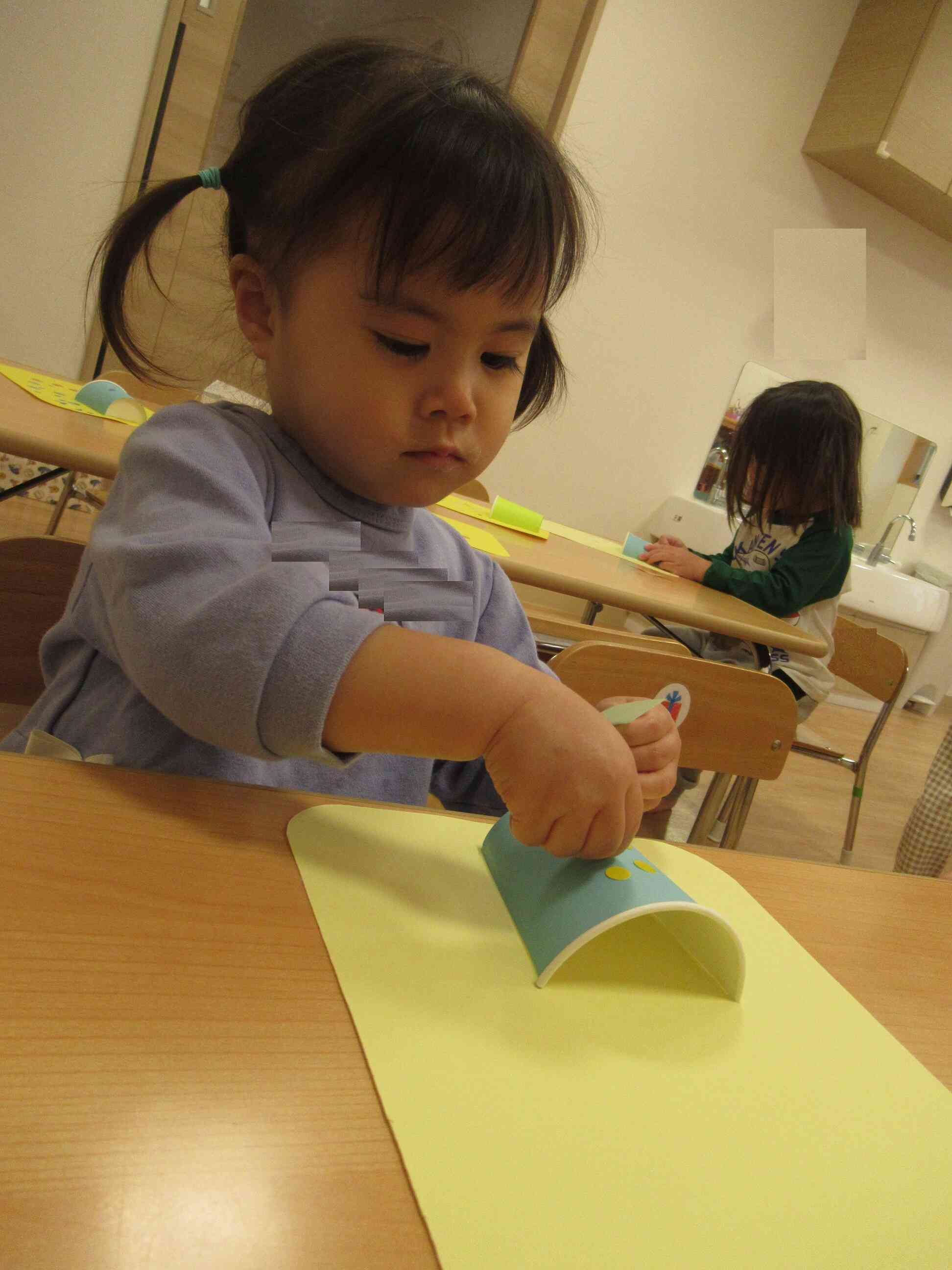 真剣に☆丁寧に一つ一つ貼ります。