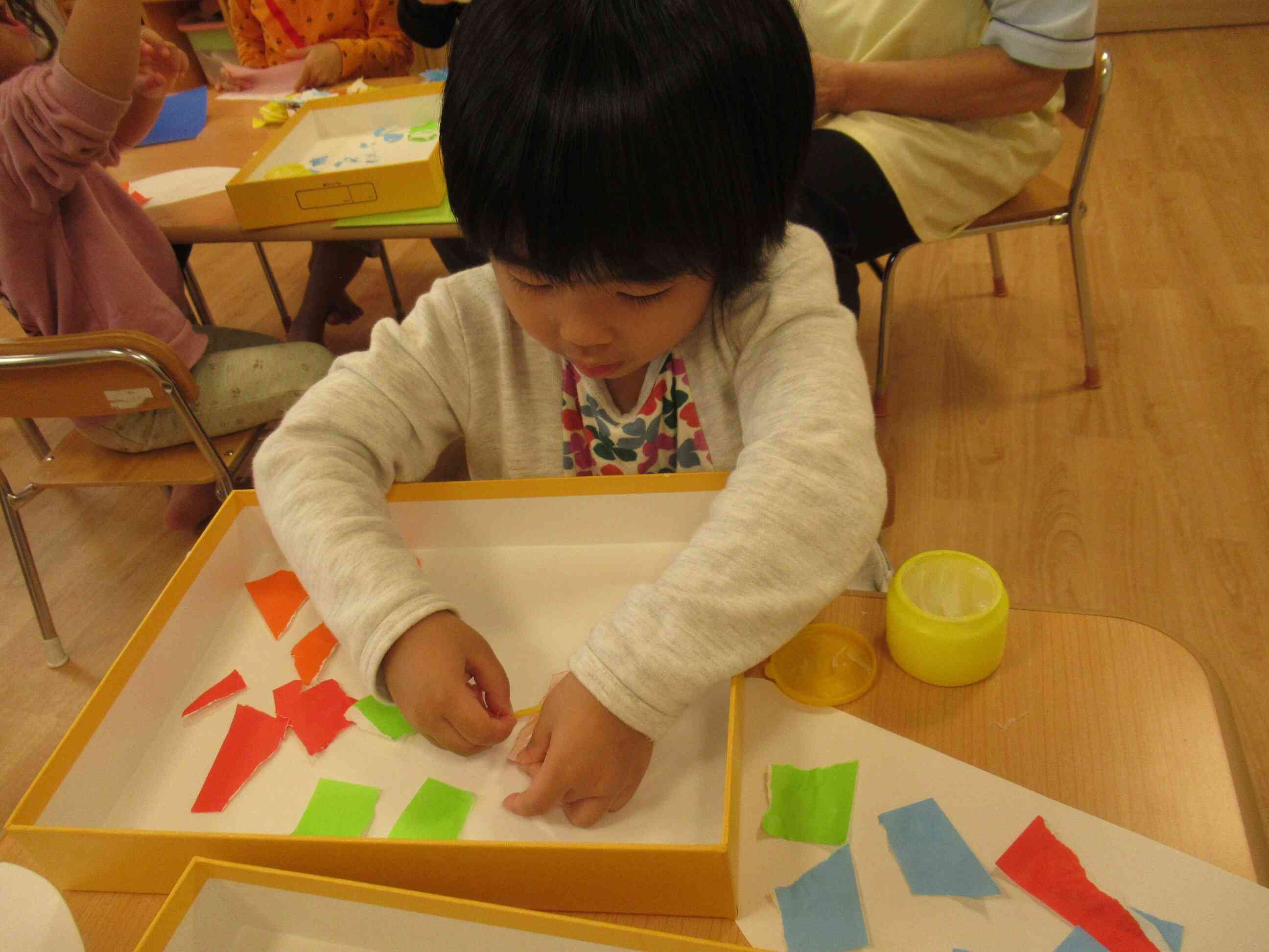 真剣な表情でぬりぬり...