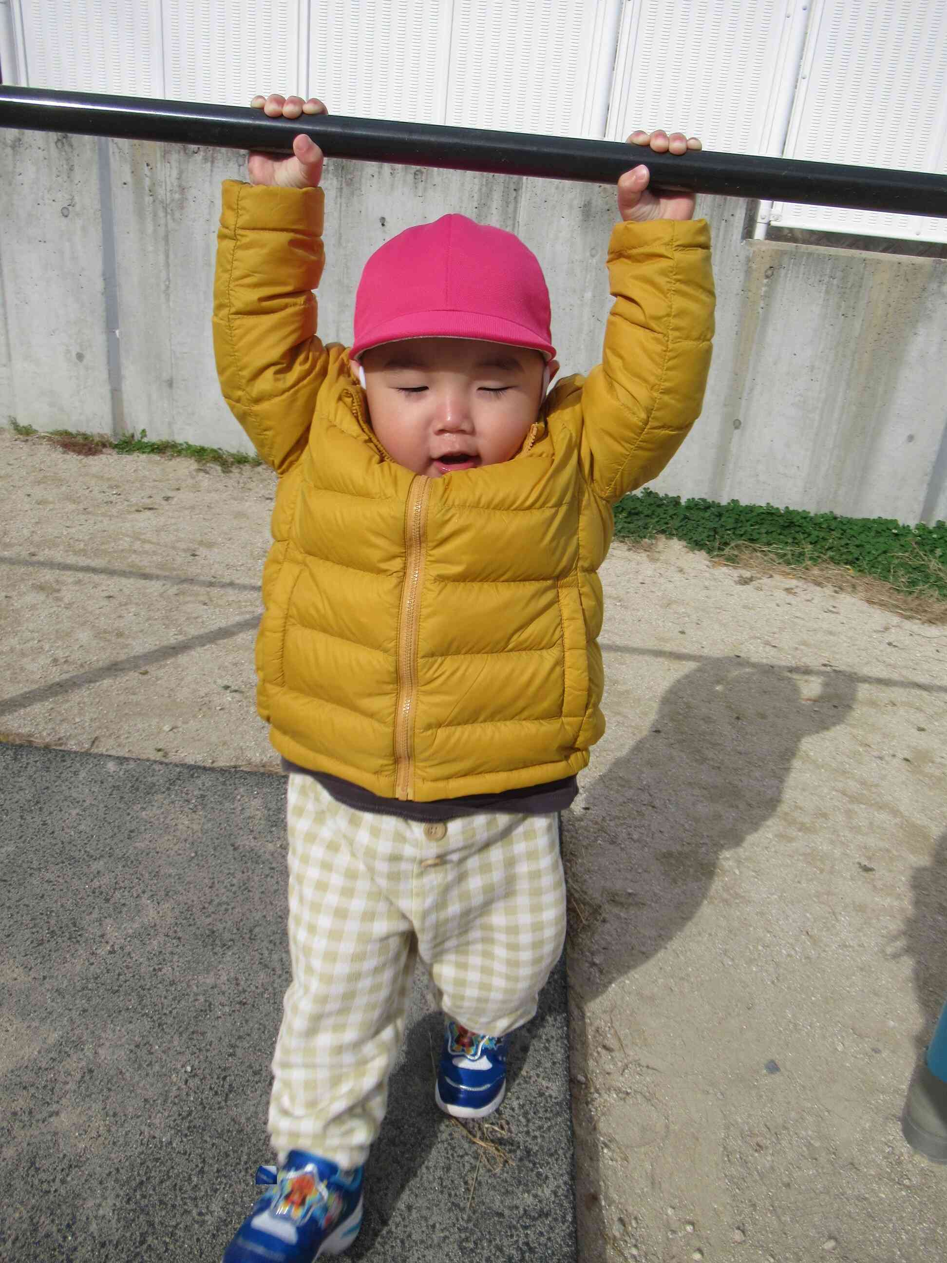 鉄棒にぶら下がるのも上手になったよ♪