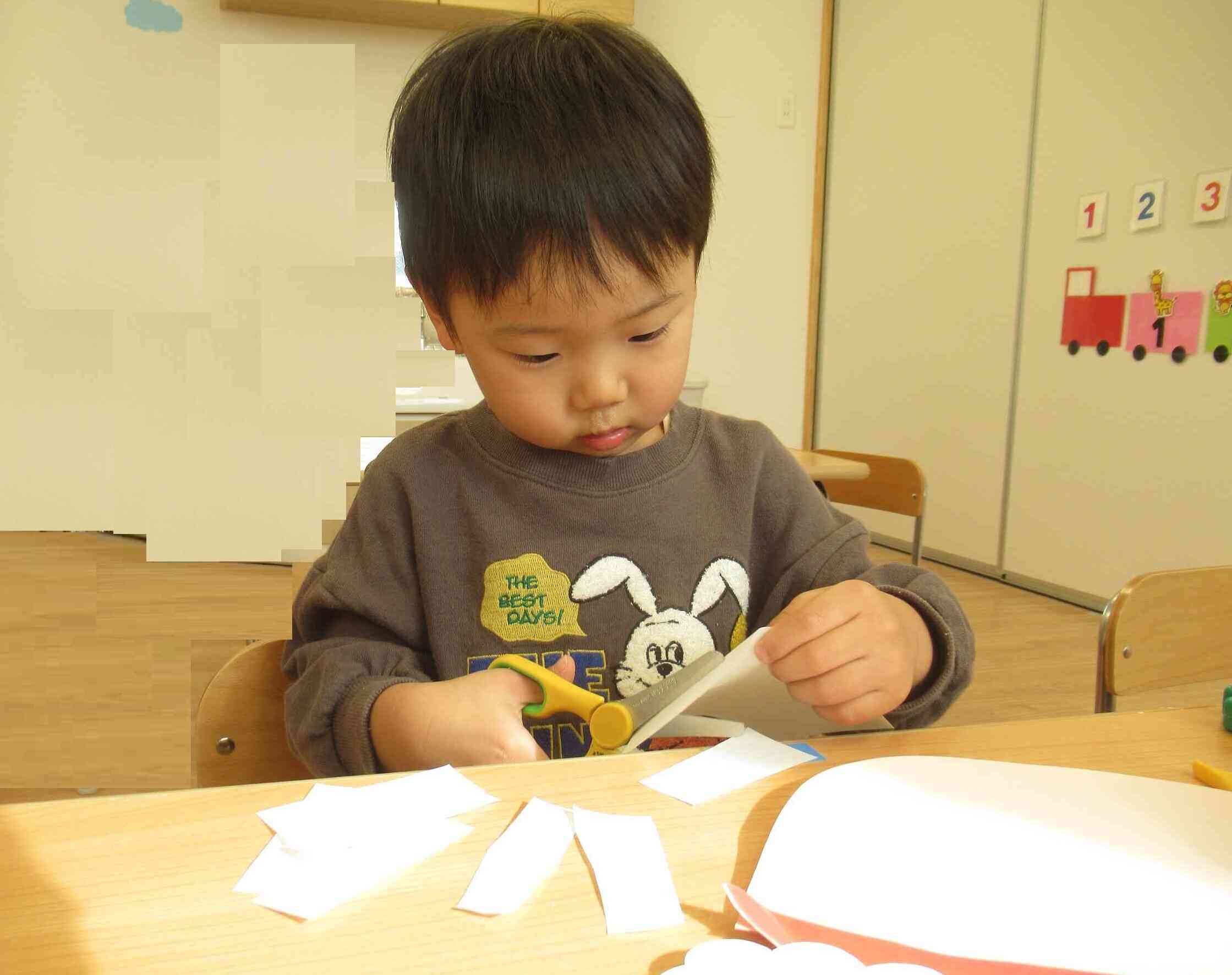 はさみも上手に使えるようになったね♪