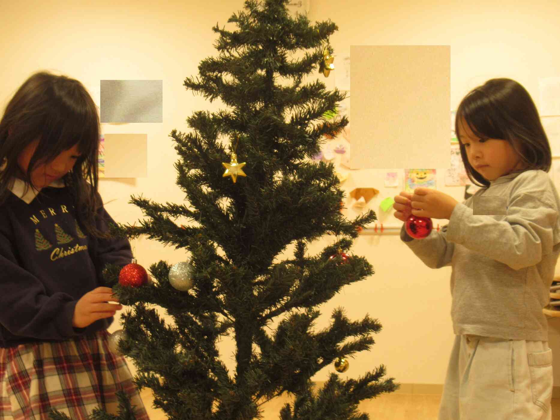 どこにかざろうかな？