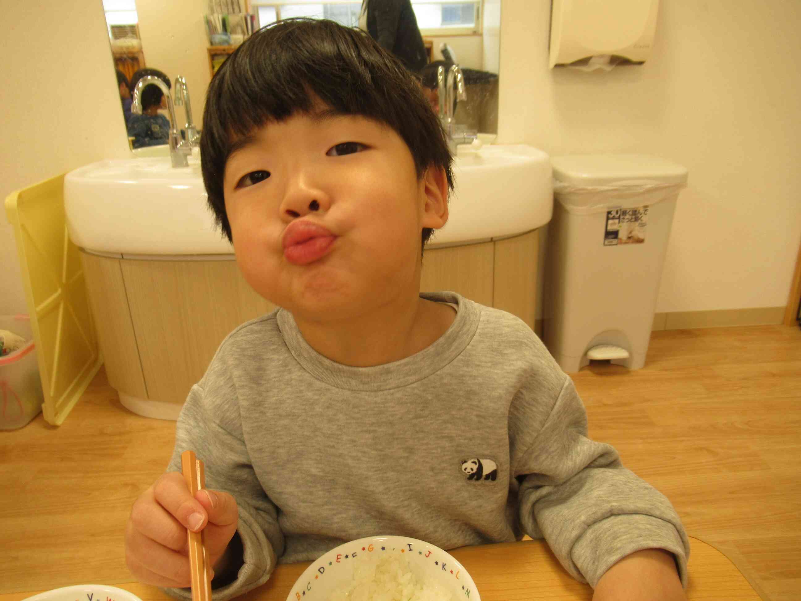 今日の給食も美味しかったね。明日のメニューは何かな？楽しみだね。