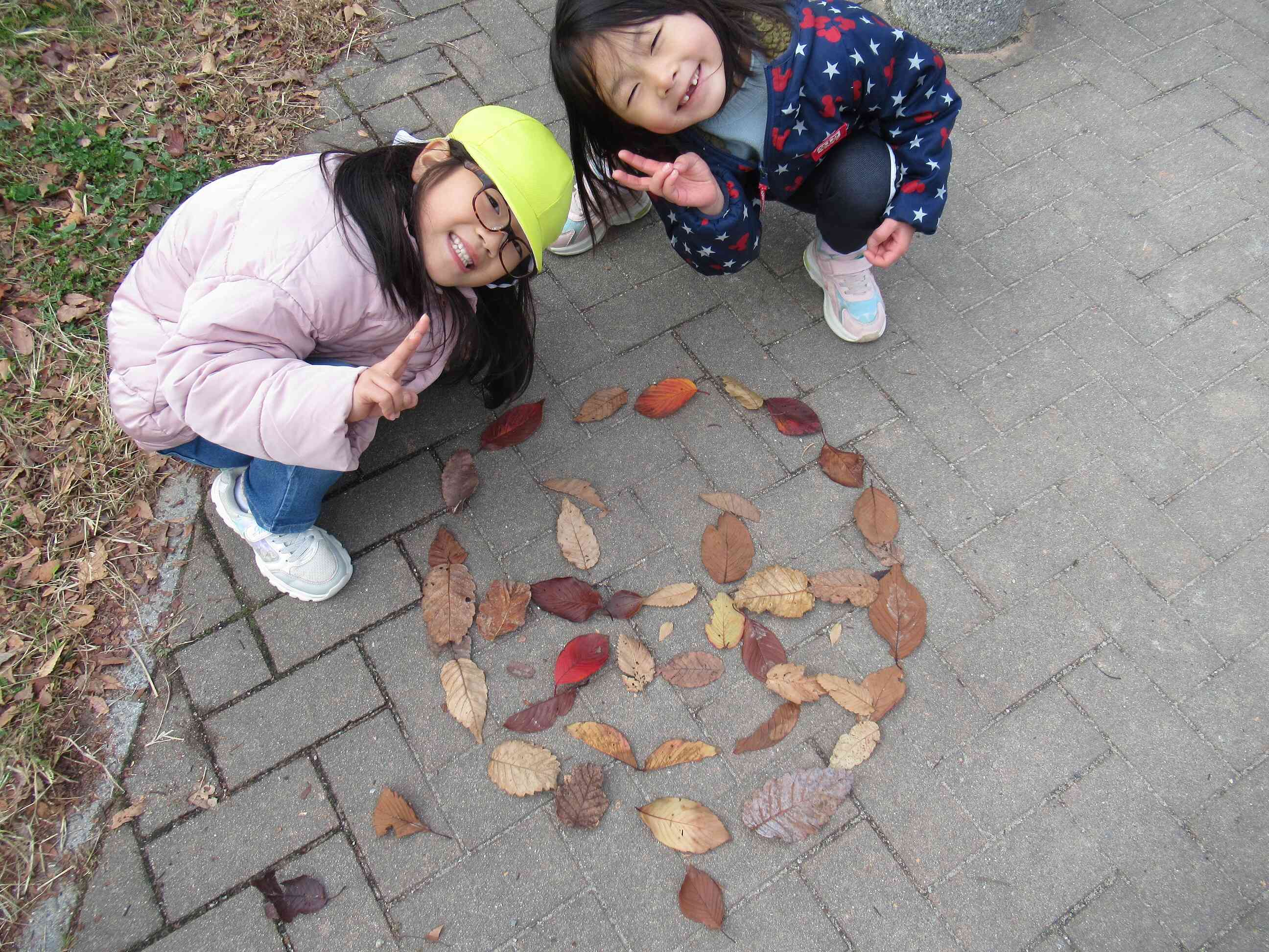 葉っぱで何やら・・・。