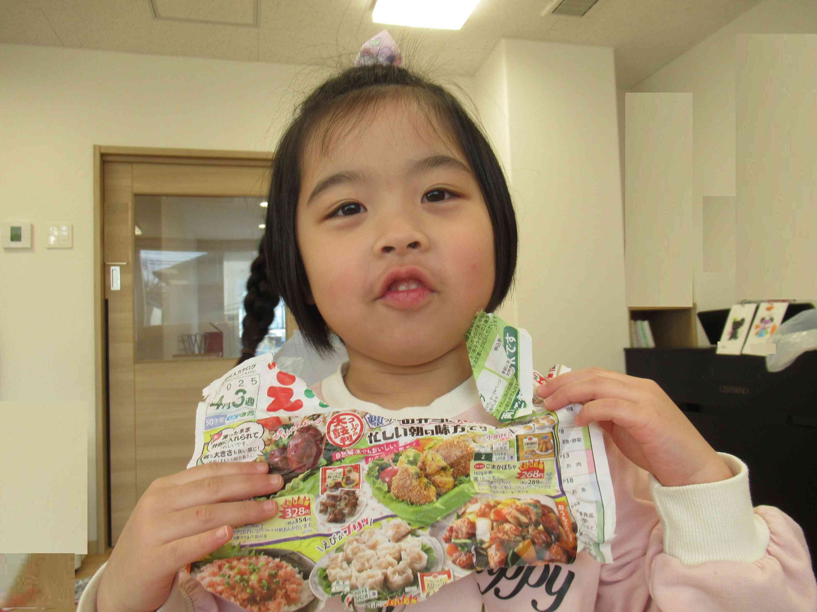 新聞紙遊び(ぱんだ・きりん組)