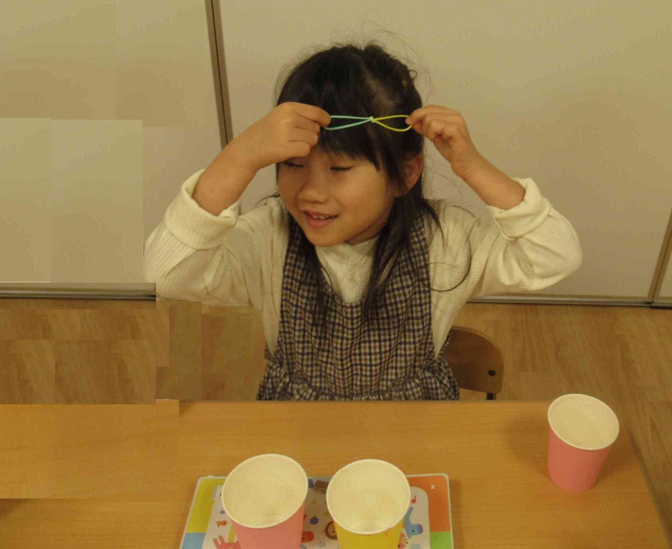 つなげたゴムで…リボン♪