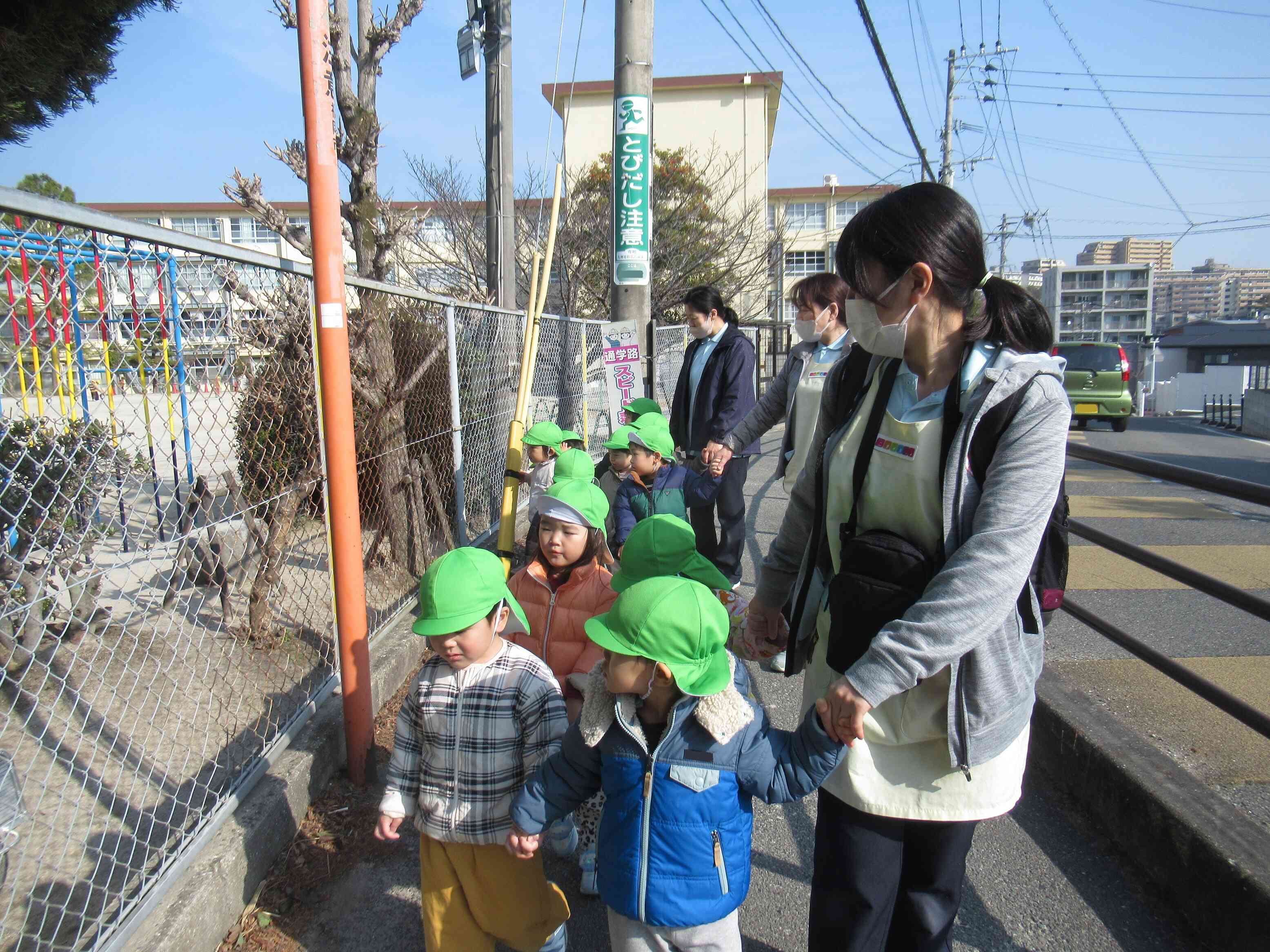 きょろきょろ…。