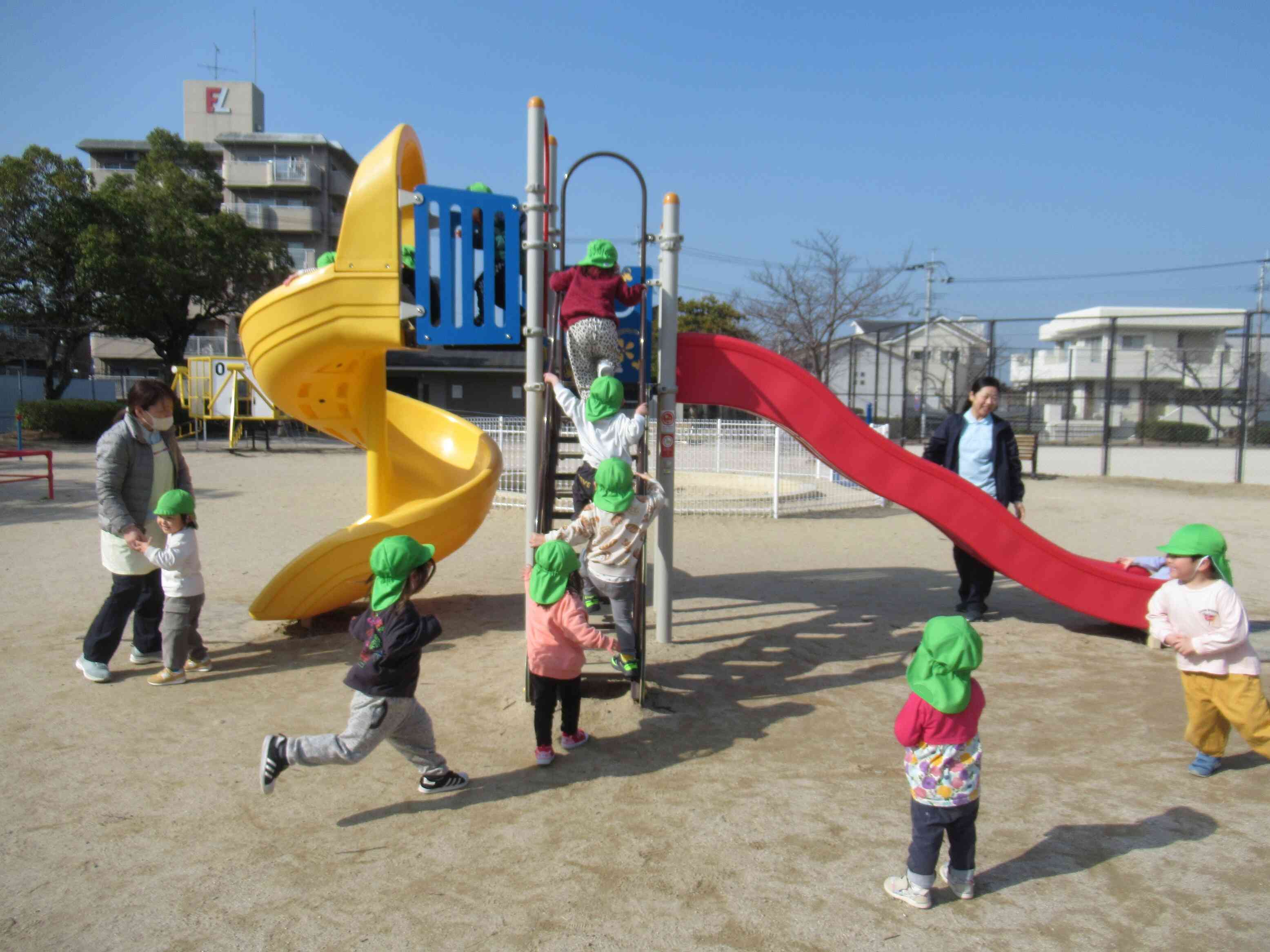公園に到着！滑り台で遊ぶぞー☆