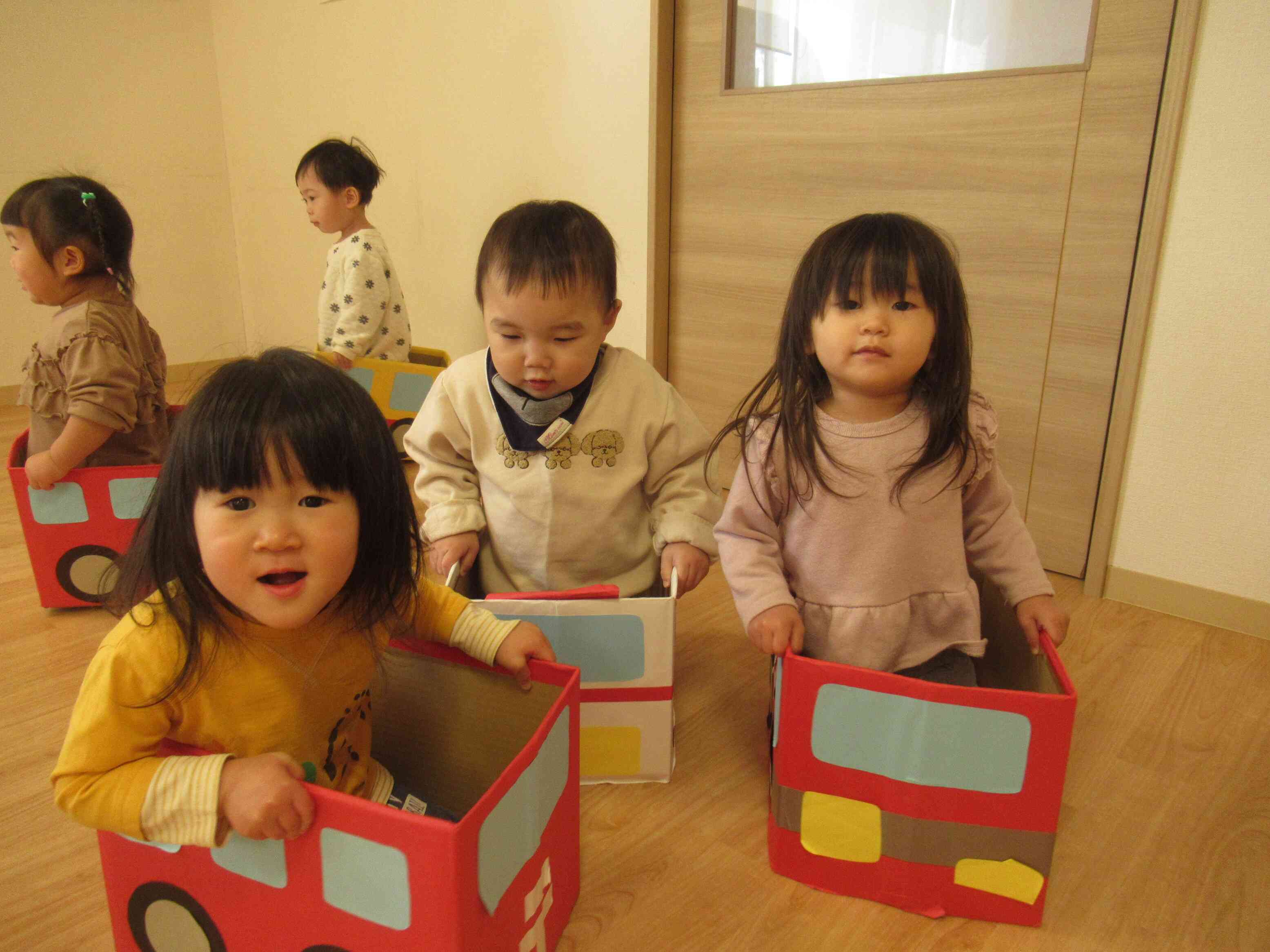 製作が終わるとのりものごっこ。のーりーもーのーあつまれー♪