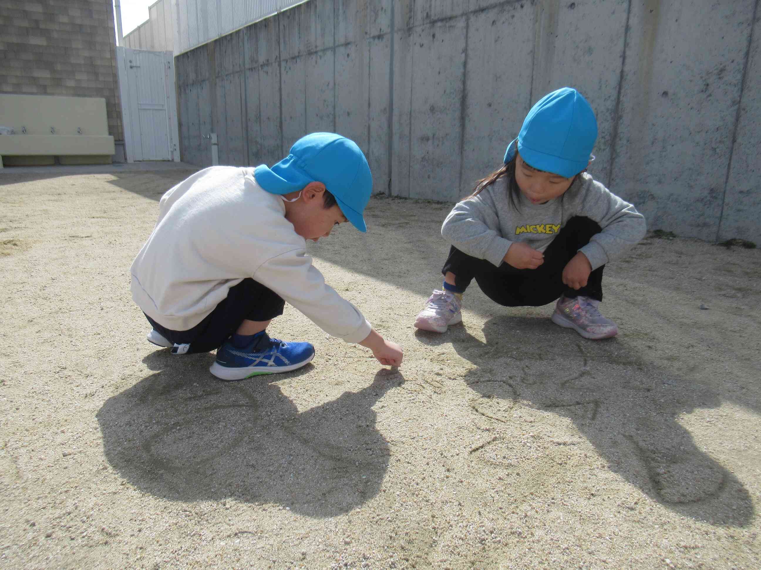 砂の上にお絵描き！何を描こうかな♪