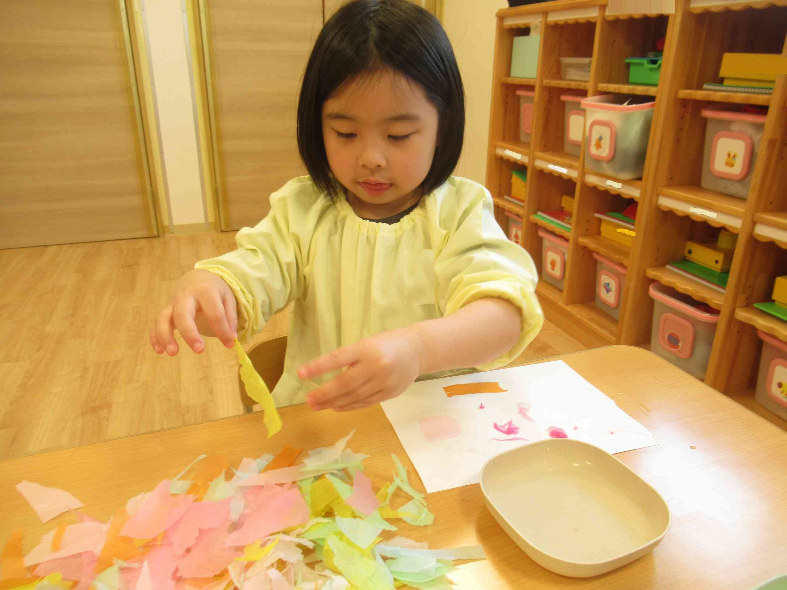 花紙を使っての製作。何ができるのかな？