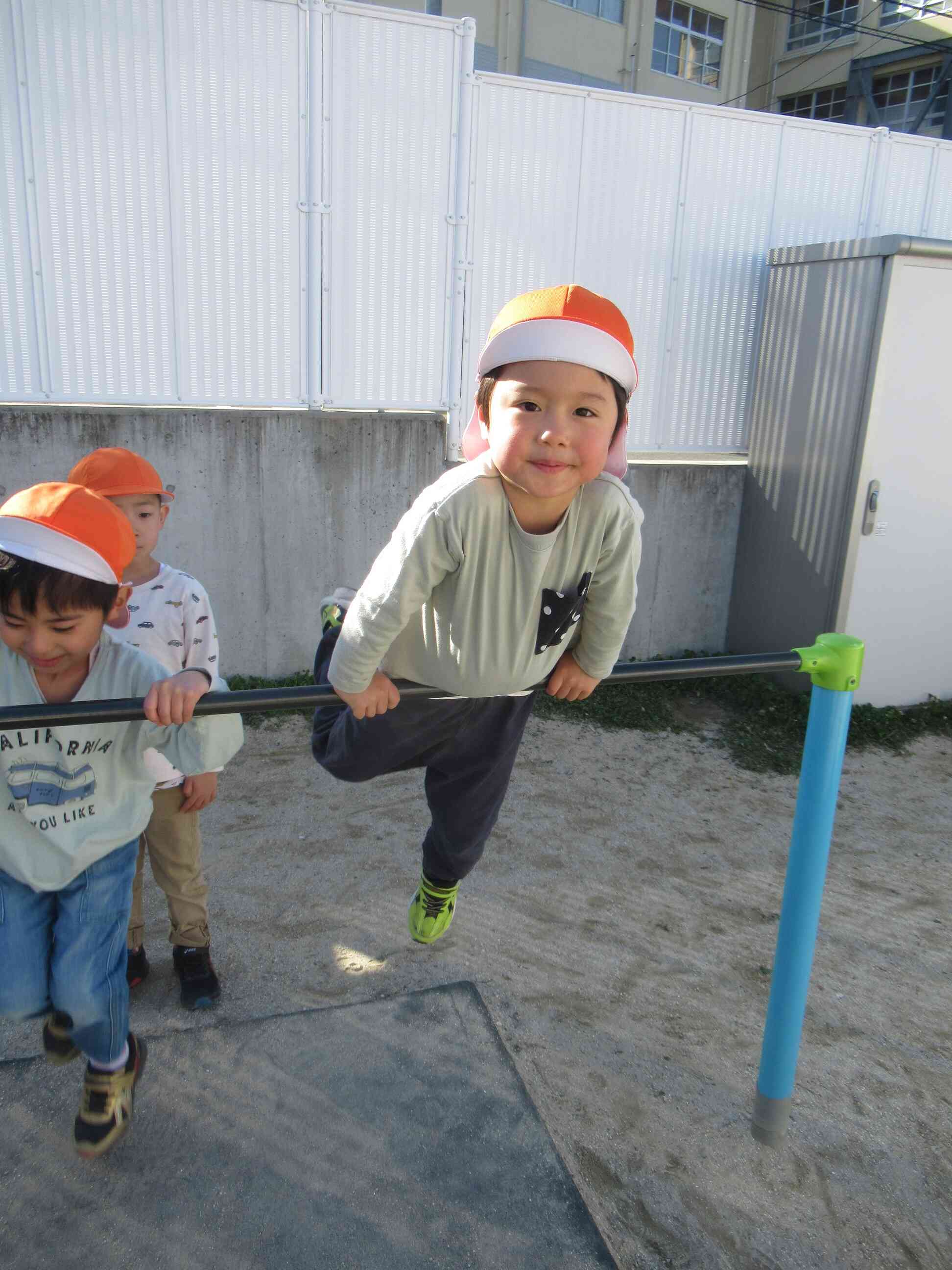 鉄棒にも・・・。