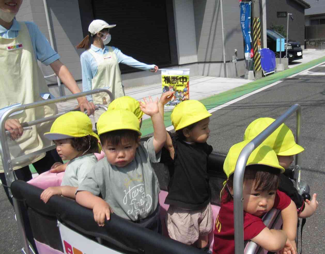 「横断報道では手を挙げてわたるよ」というと先生の真似をしていました。交通ルールも教えています！！