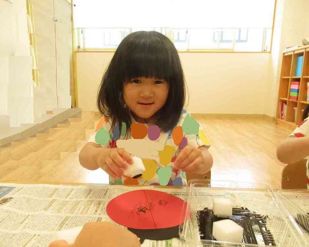てんとう虫さんの模様をうまく押せるかな？