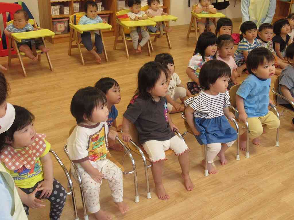 みんな上手に椅子に座り話を聞くことが出来るようになっています！！