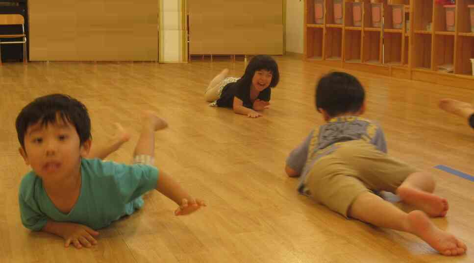 手と足の踏ん張りの力だけで前に進みます！