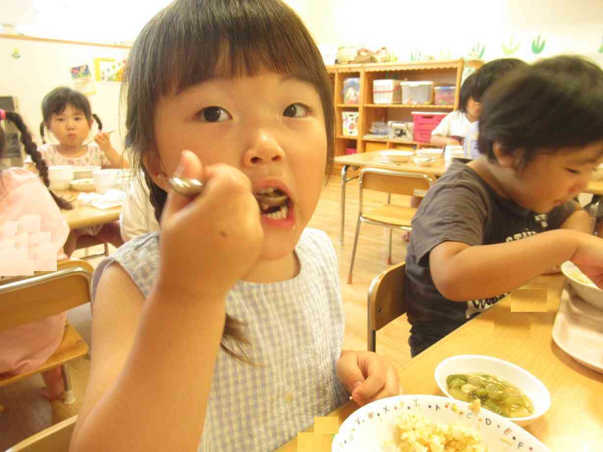 見て見て!大きいお口でたべれるよ!