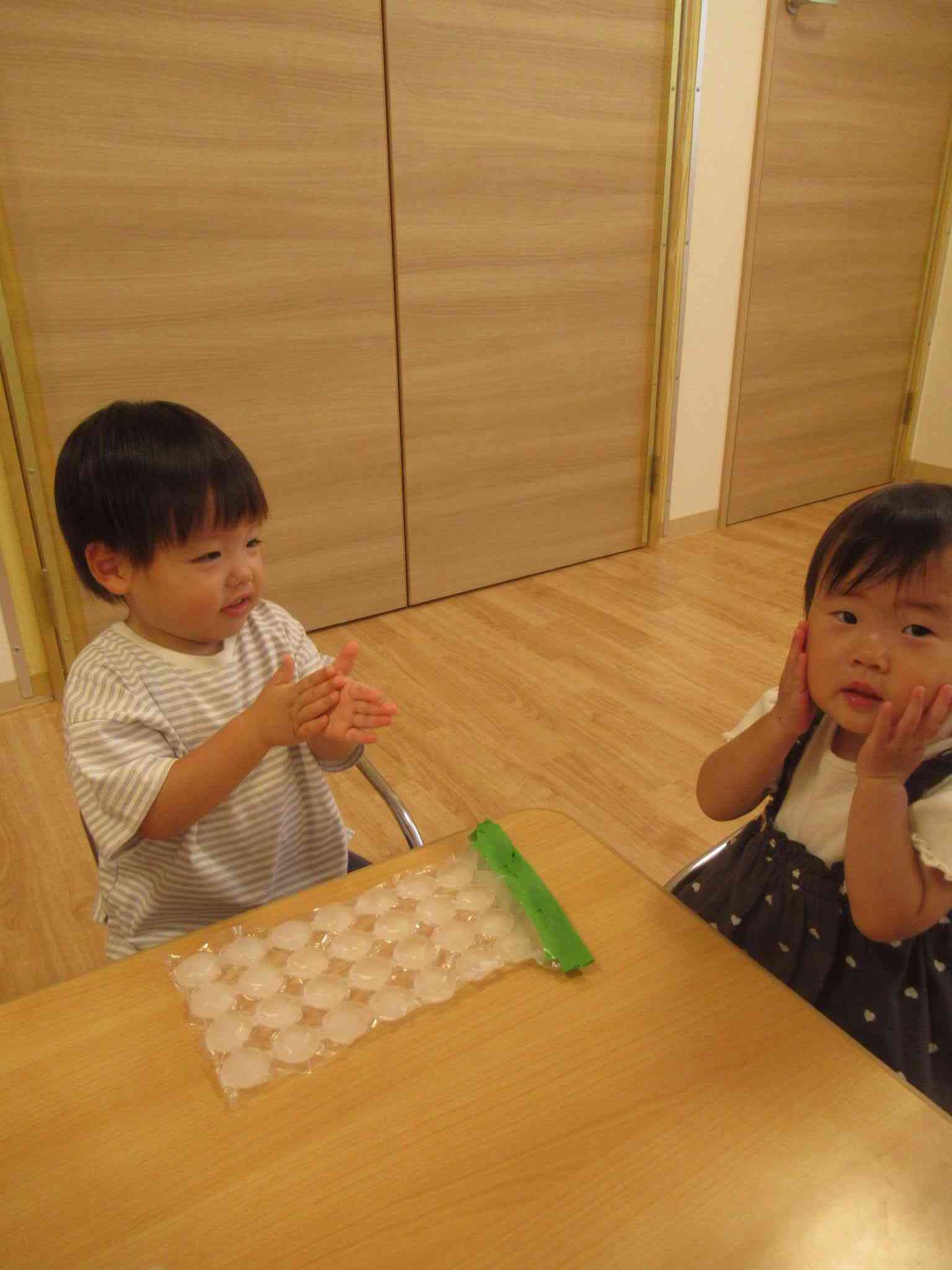 「触ってみて～冷たいよ」