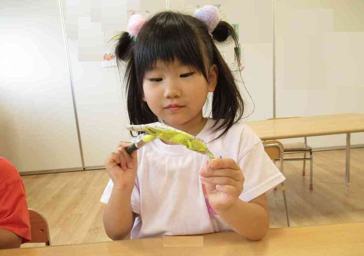 小さいものも丁寧に塗っています。