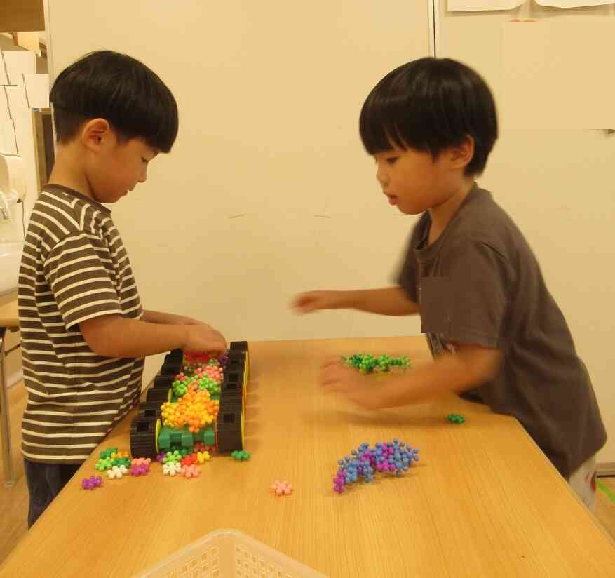 アイディアを出し合いながら遊びます♪