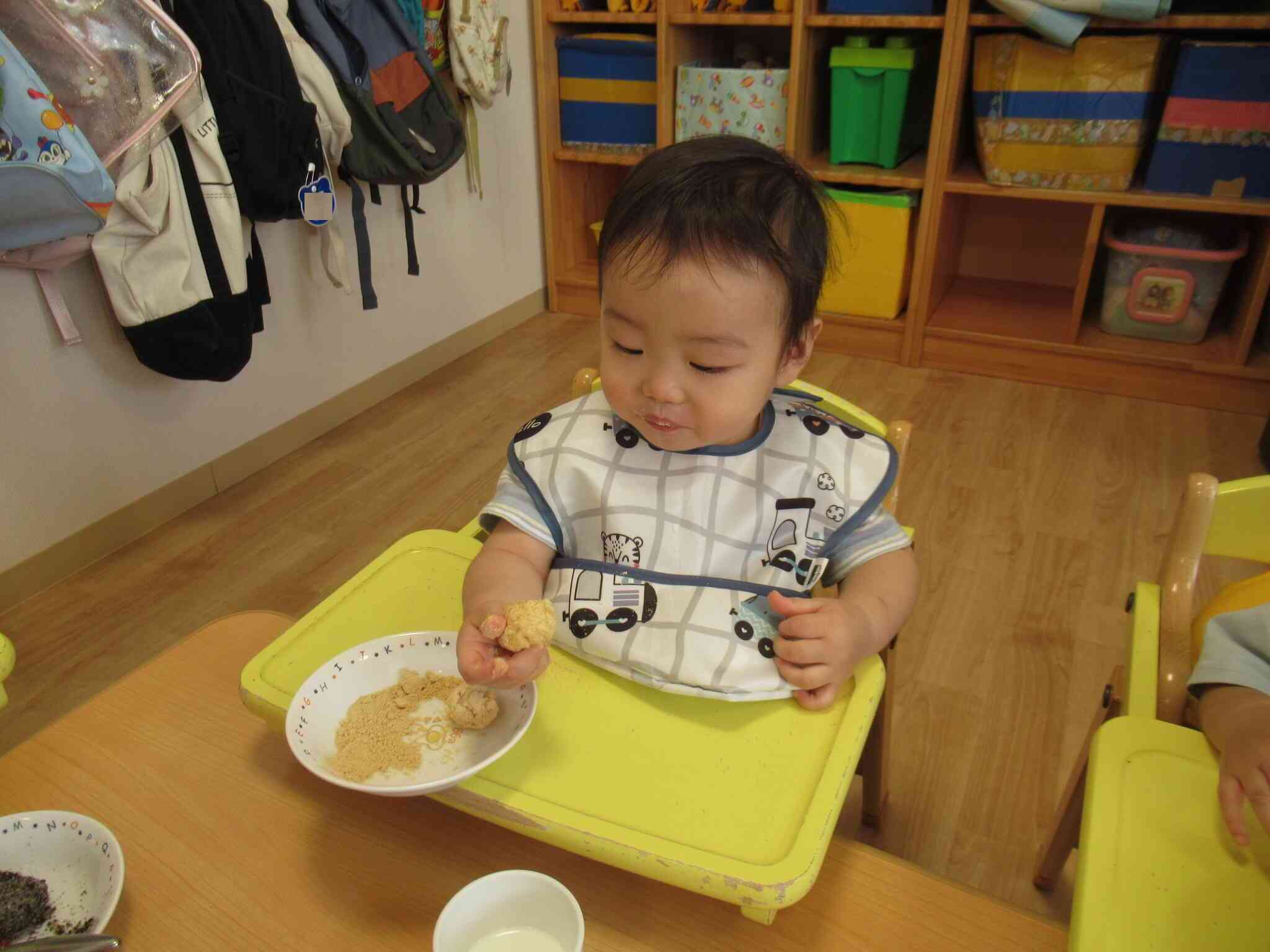 もぐもぐ♪きなこ味のおはぎおいしーい!