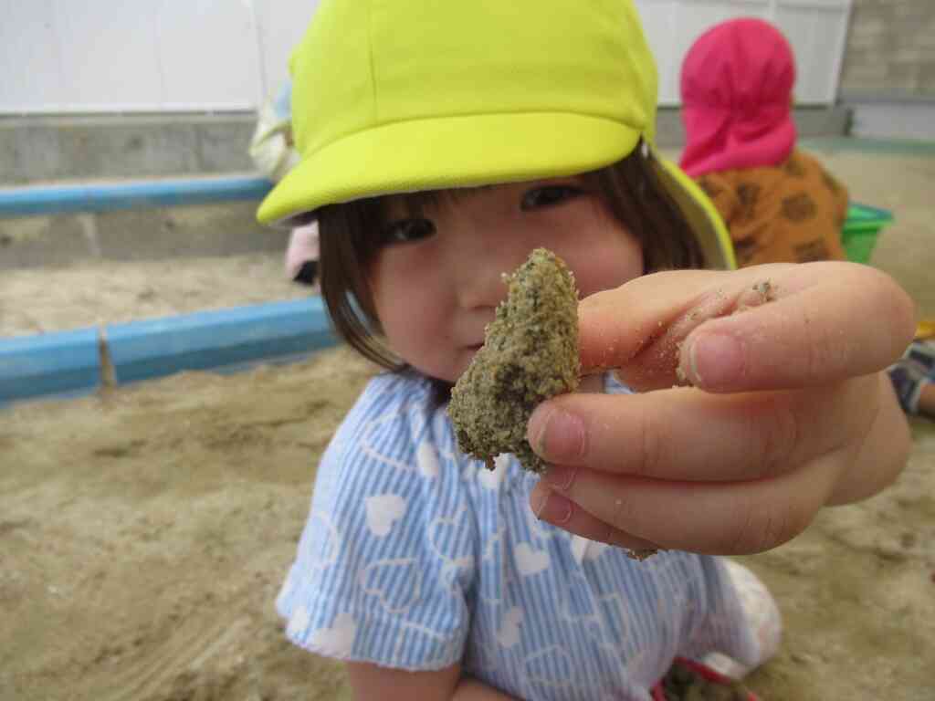 砂場でままごと。「おにぎり出来たよ～♪」