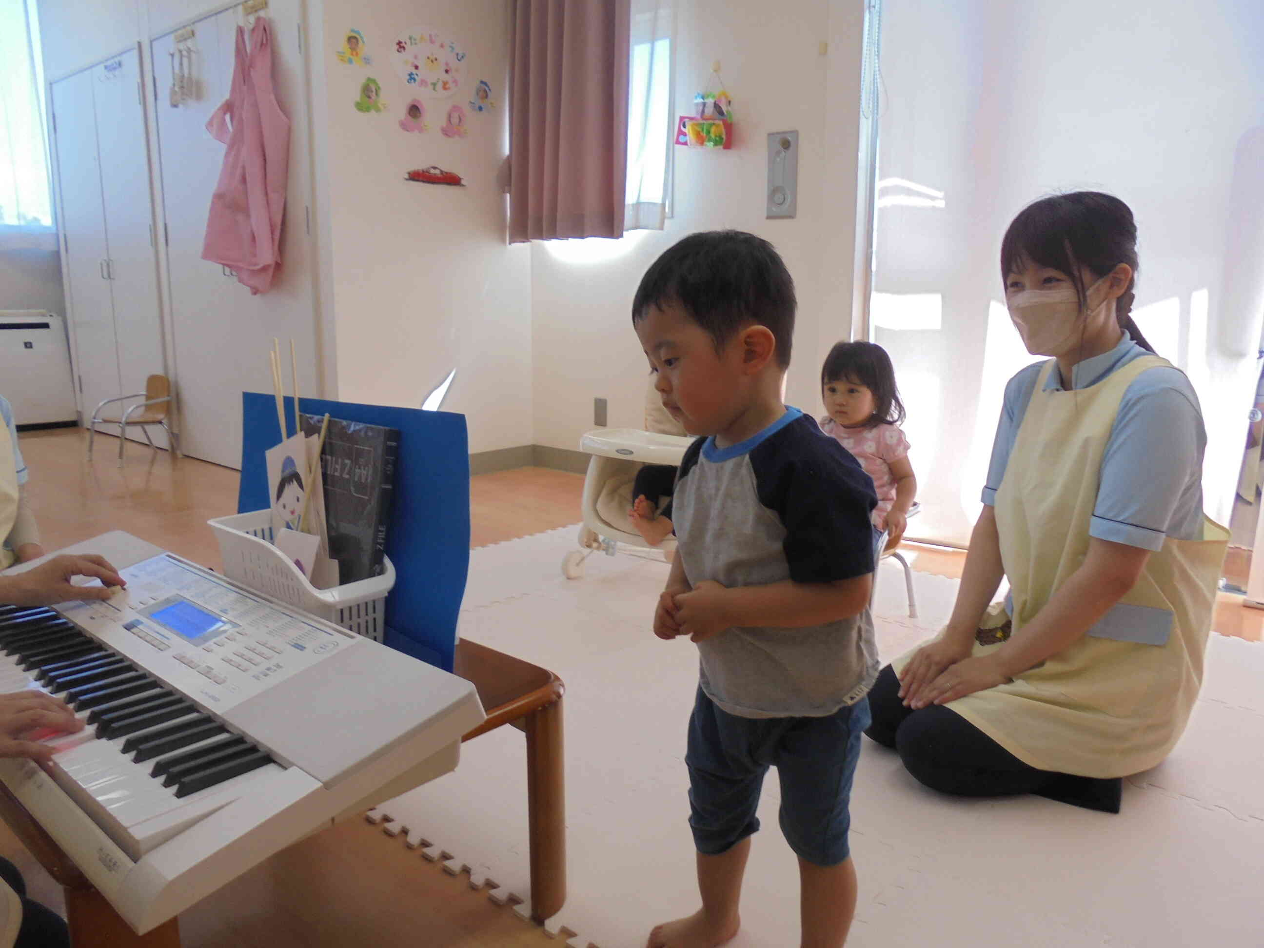 ピアノの音が流れると嬉しそうな子どもたちでした