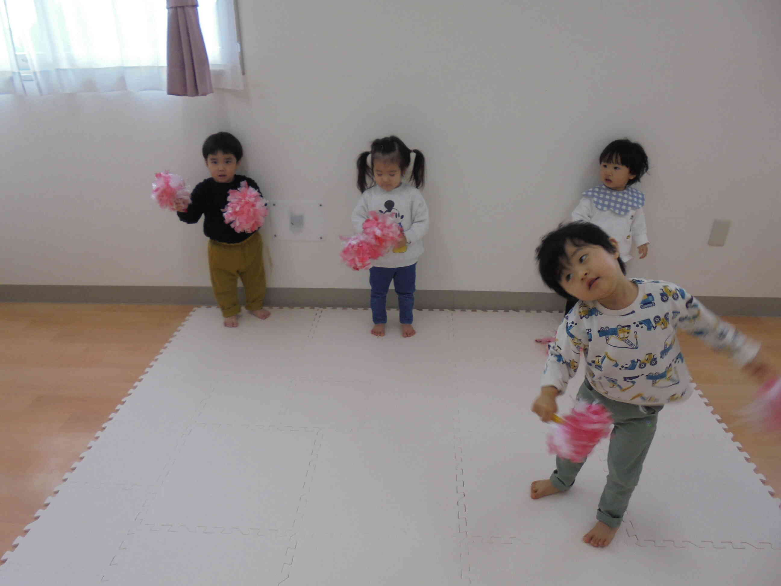 リズムに合わせて体を動かし、、、楽しいよ～。