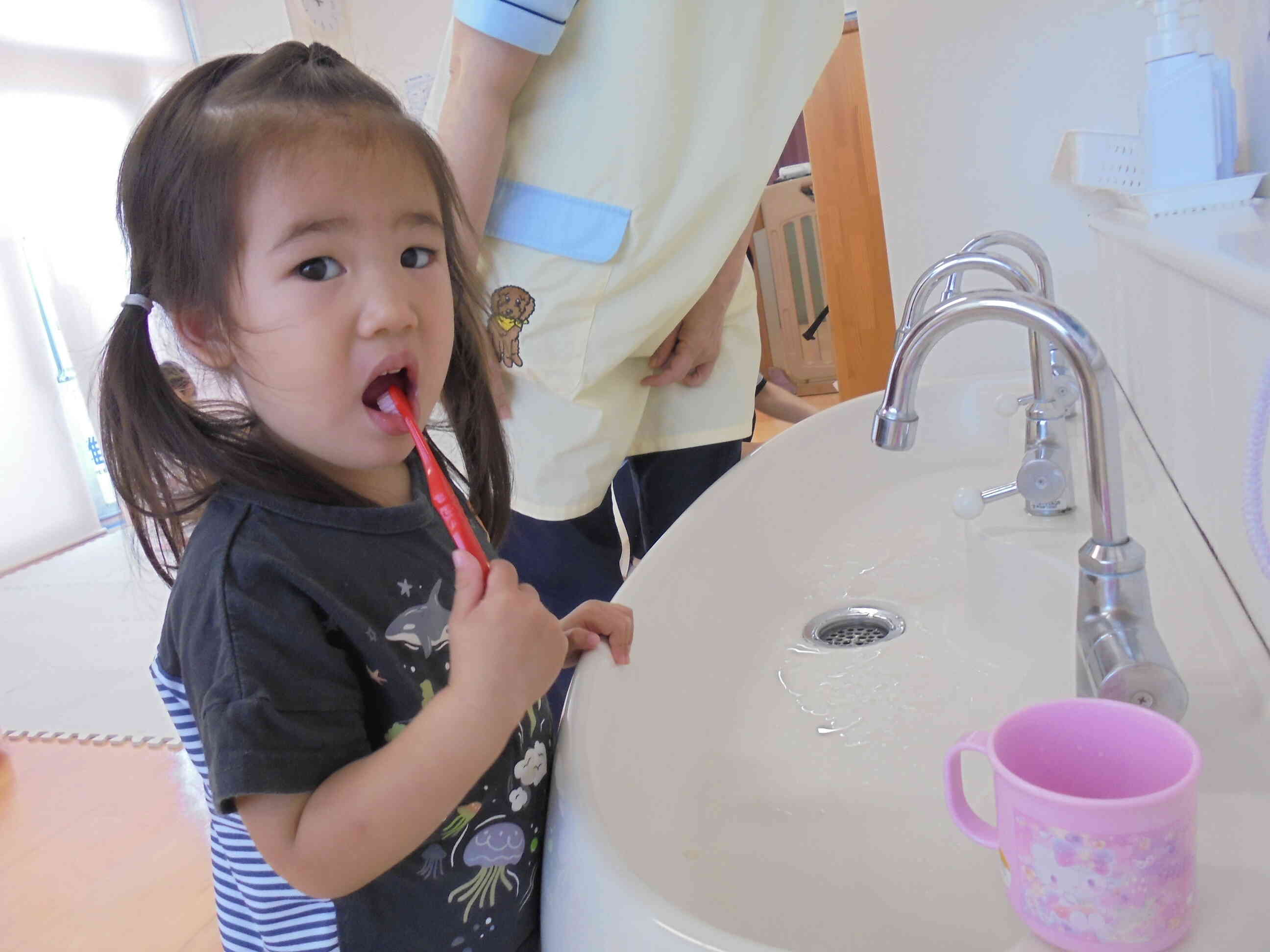 2歳児は昼食後に歯磨きを始めました