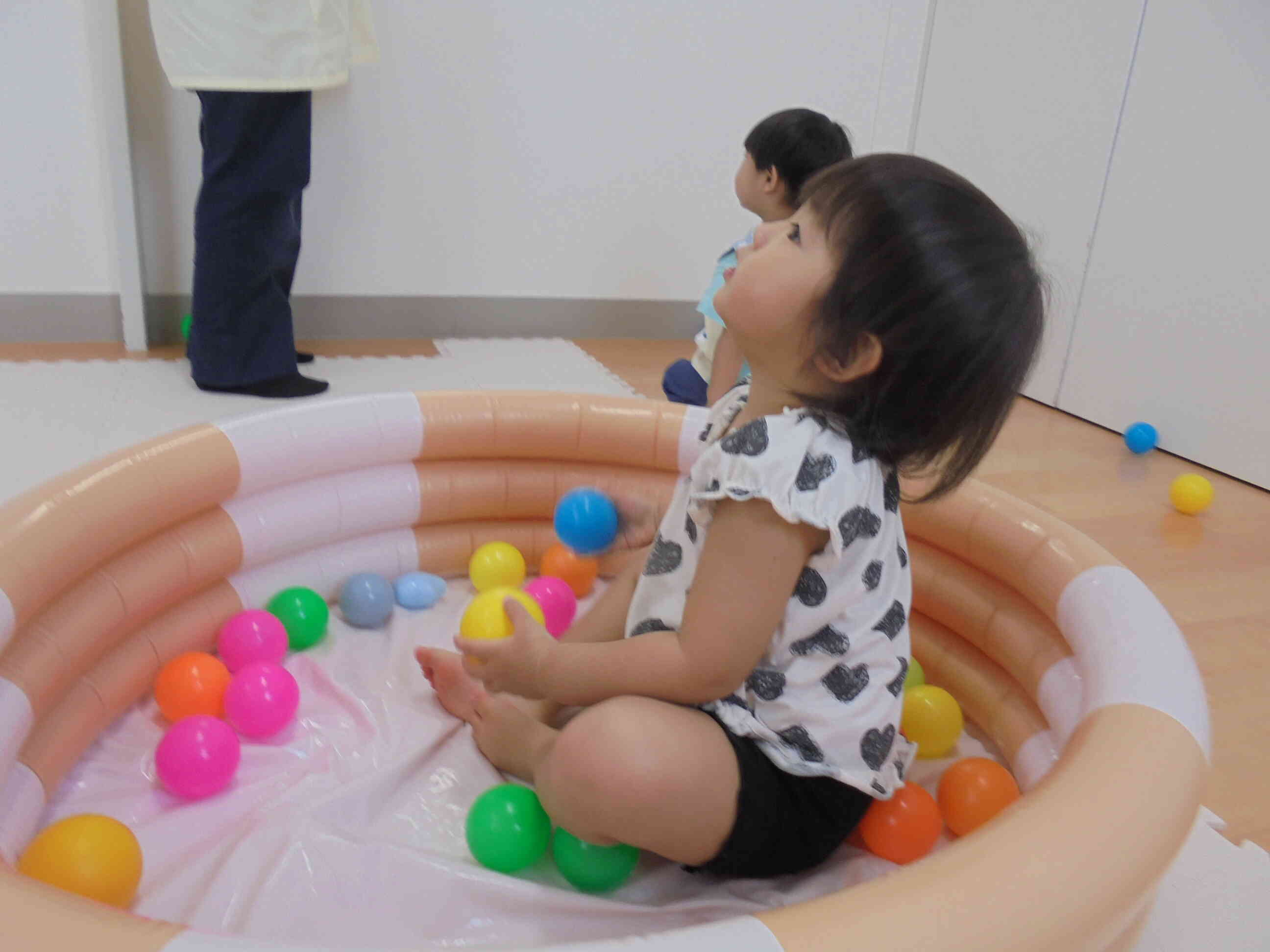 ボールプールで遊ぶの大好きだね。